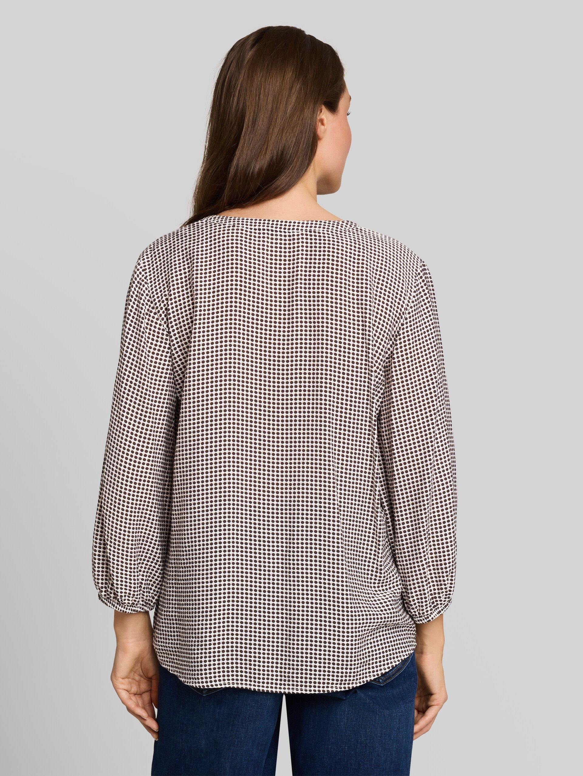 Bluse mit Muster - small brown dot print - Auschnitt Model-Rückansicht
