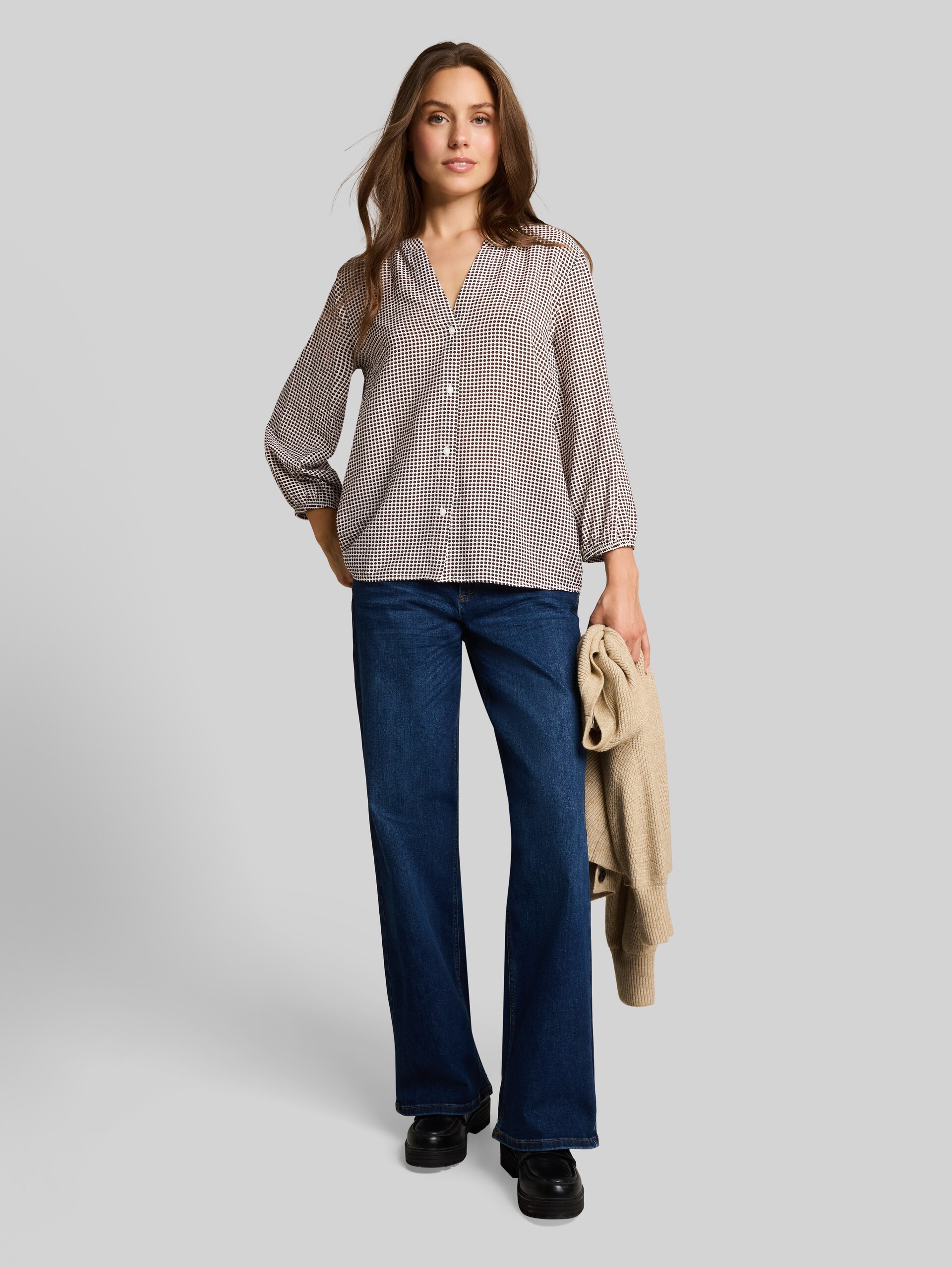 Bluse mit Muster - small brown dot print - Model-Vorderansicht
