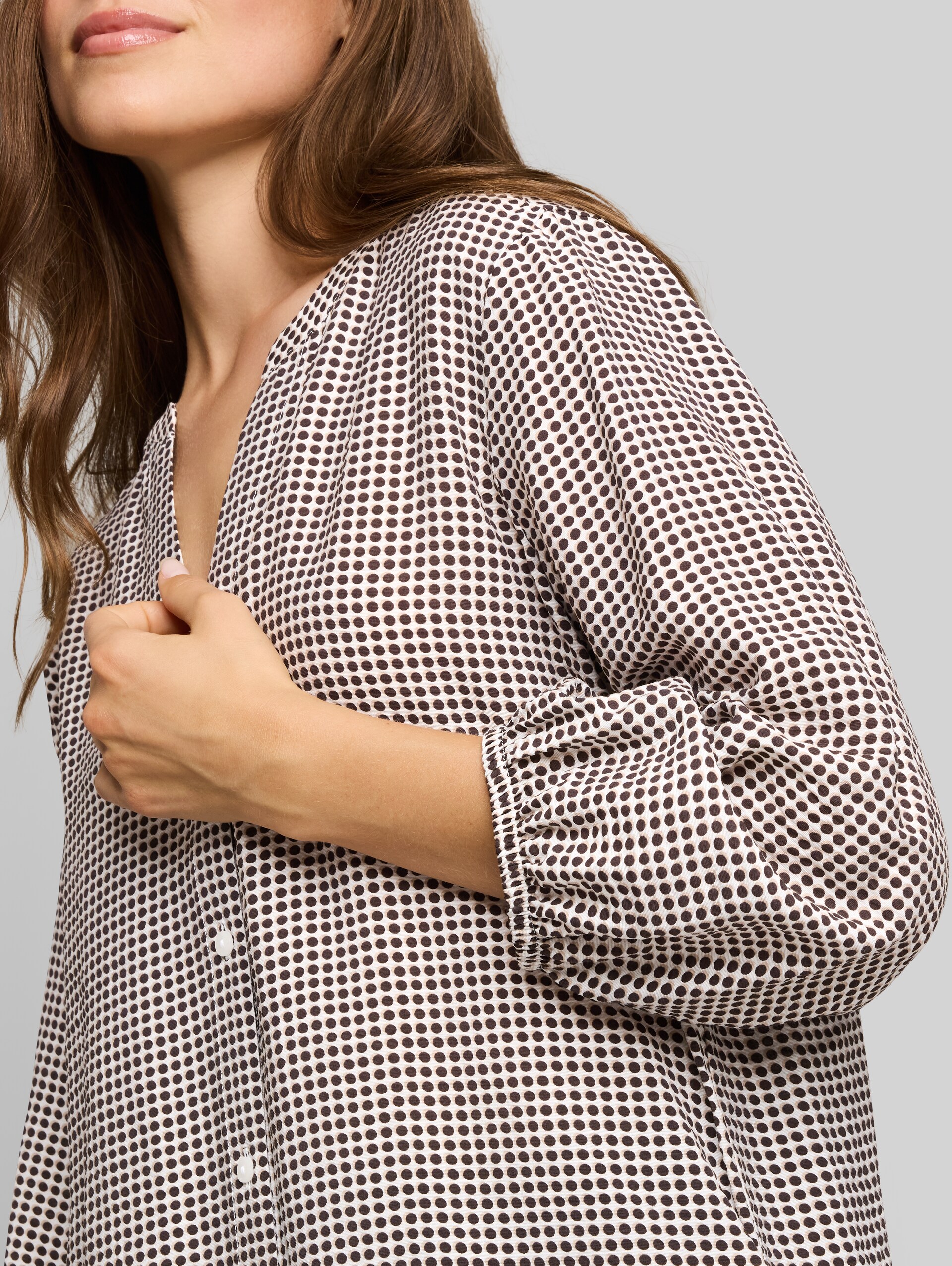 Bluse mit Muster - small brown dot print - Detail-Model-Ansicht