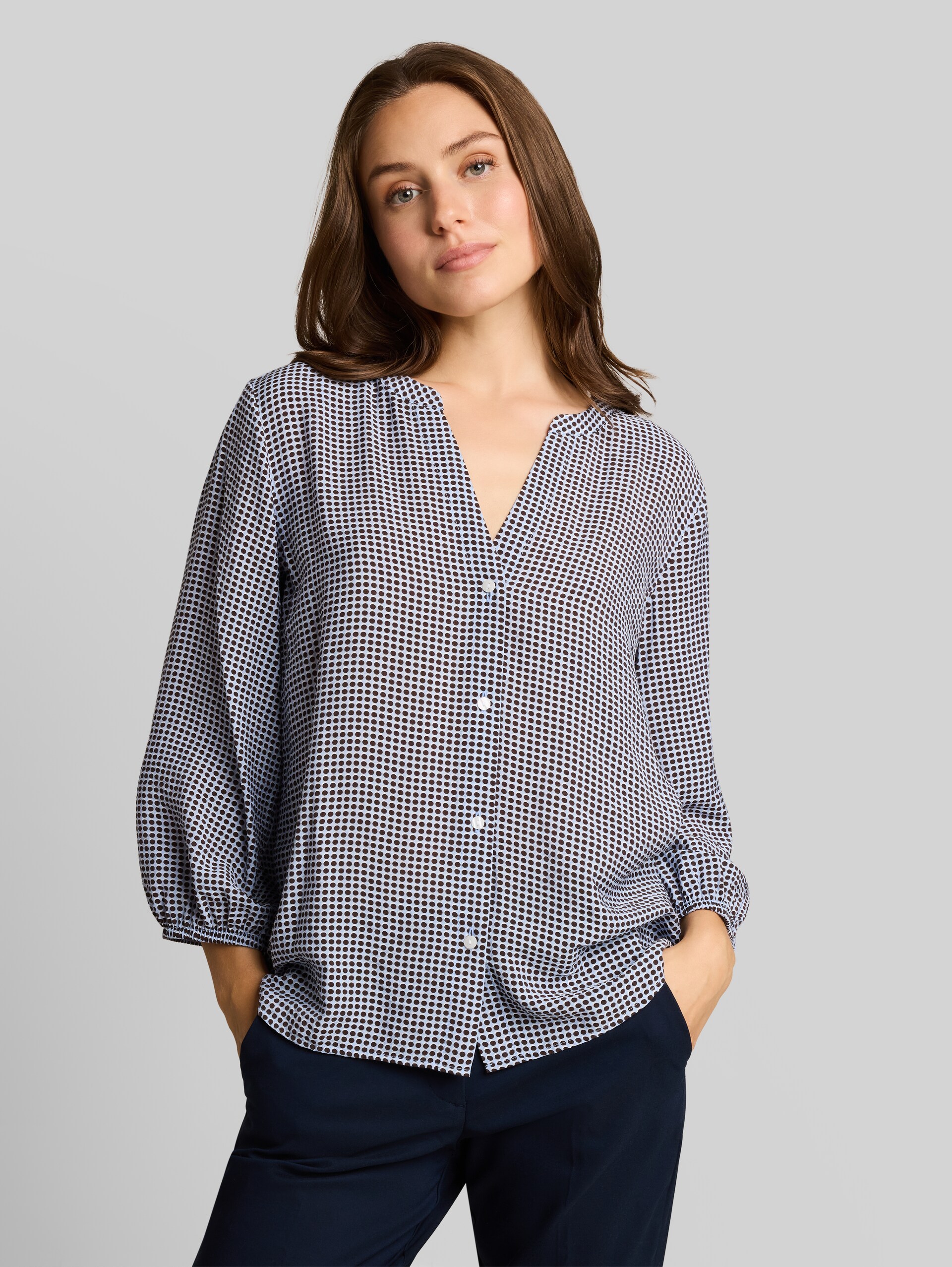 Bluse mit Muster - small blue brown dot print - Ausschnitt Model-Vorderansicht