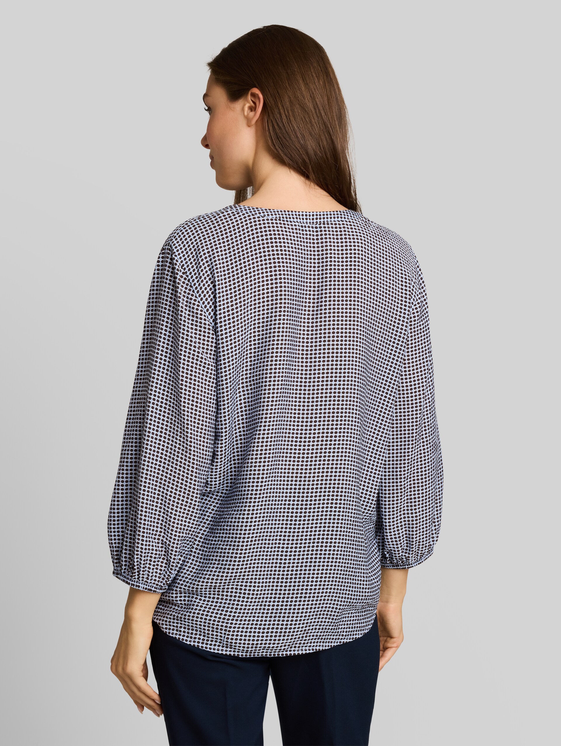 Bluse mit Muster - small blue brown dot print - Auschnitt Model-Rückansicht
