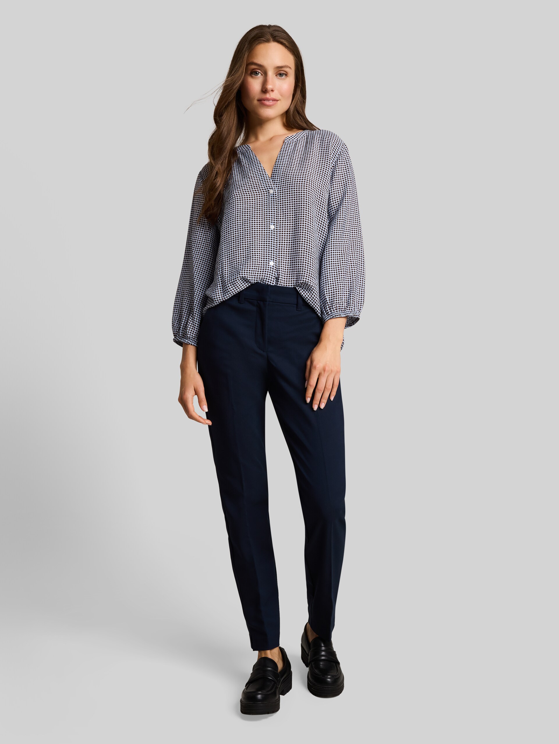 Bluse mit Muster - small blue brown dot print - Model-Vorderansicht