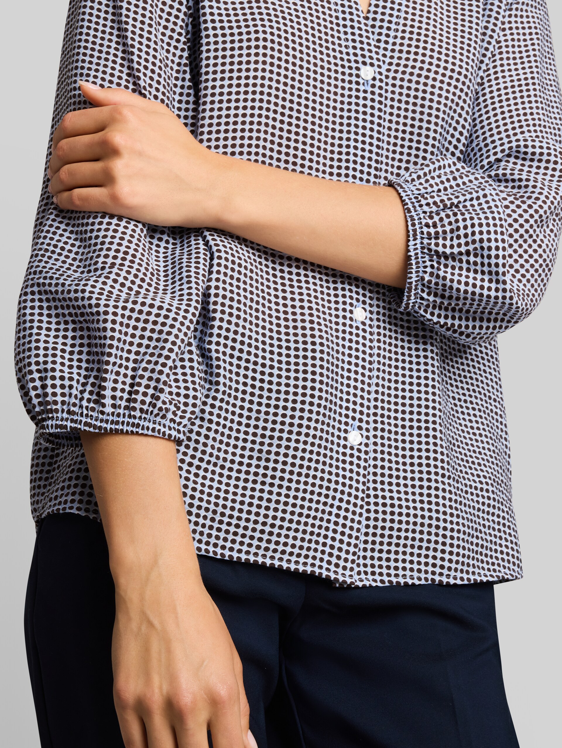 Bluse mit Muster - small blue brown dot print - Detail-Model-Ansicht