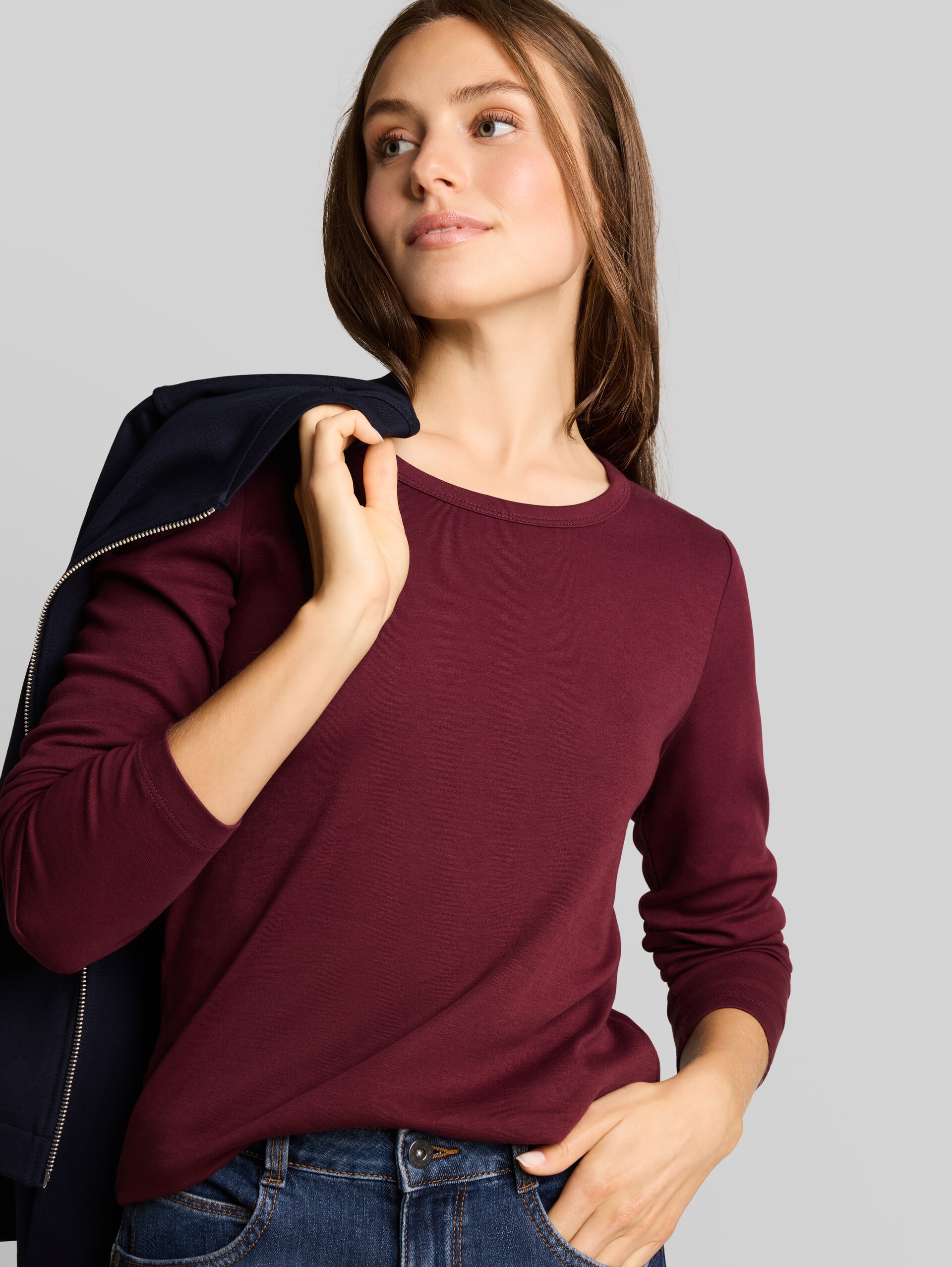 Basic katoenen shirt met lange mouwen - Preppy Plum - Detailaanzicht model