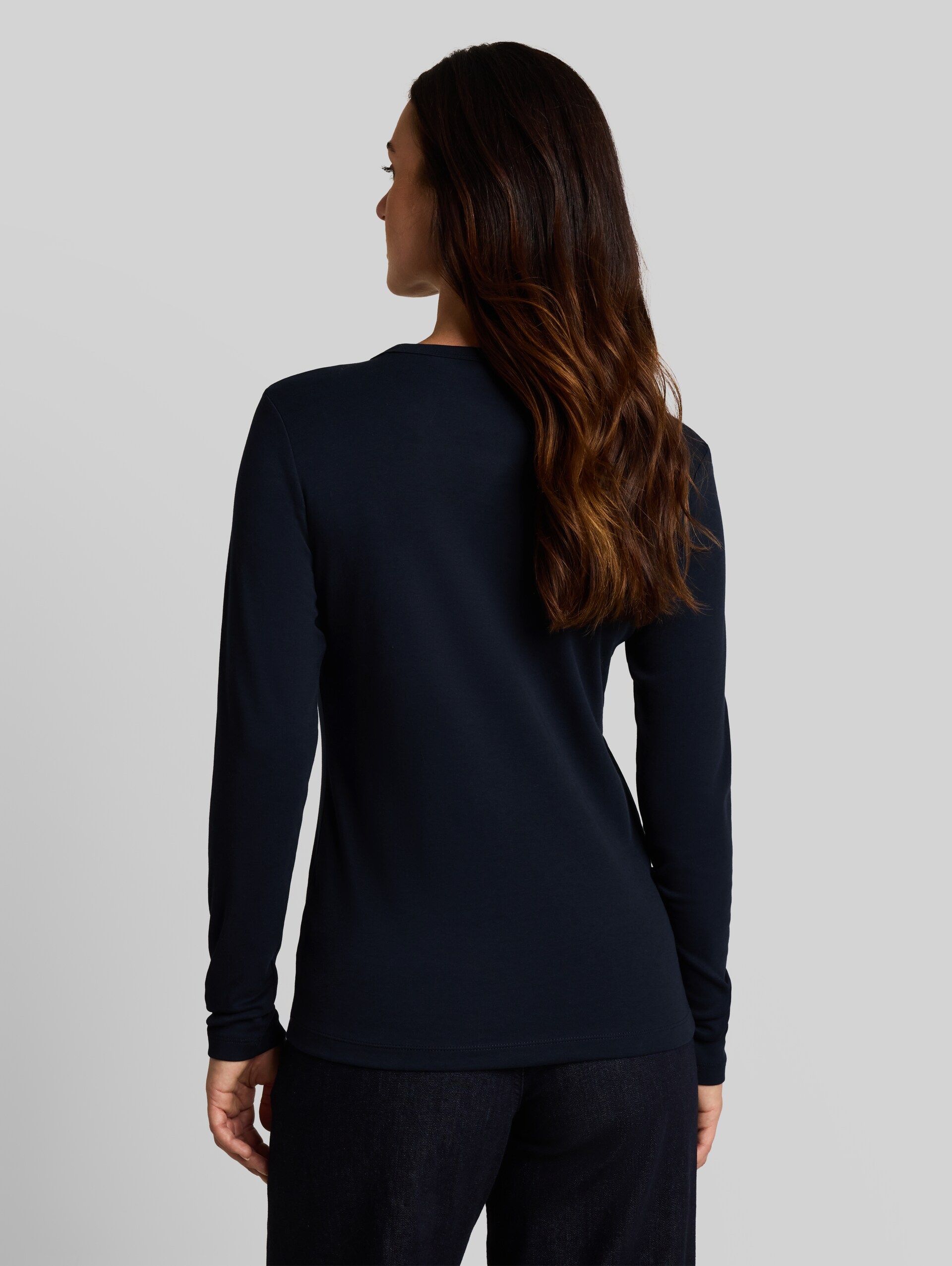 Basic Langarmshirt aus Baumwolle - sky captain blue - Auschnitt Model-Rückansicht