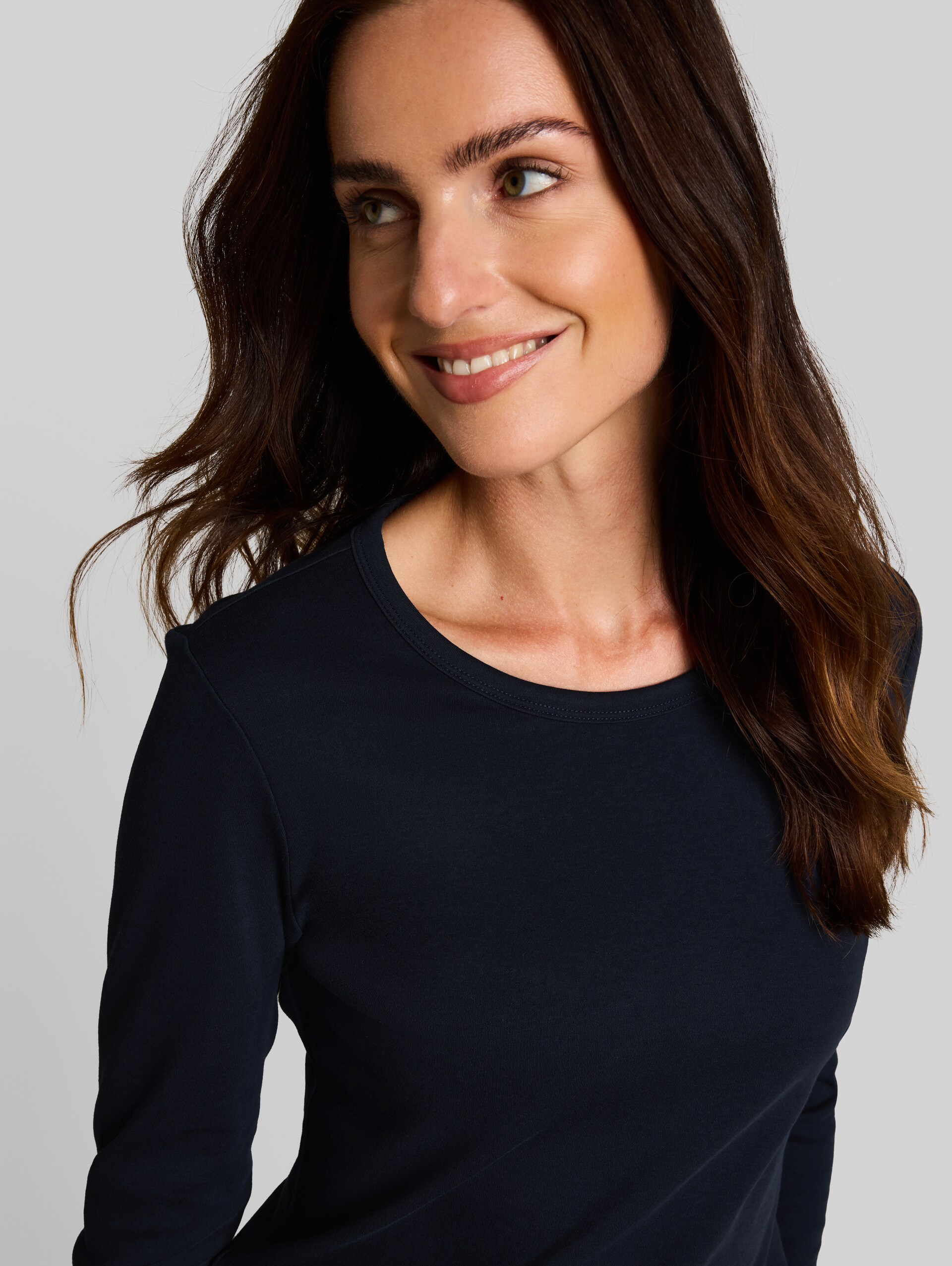 Basic Langarmshirt aus Baumwolle - sky captain blue - Detail-Model-Ansicht