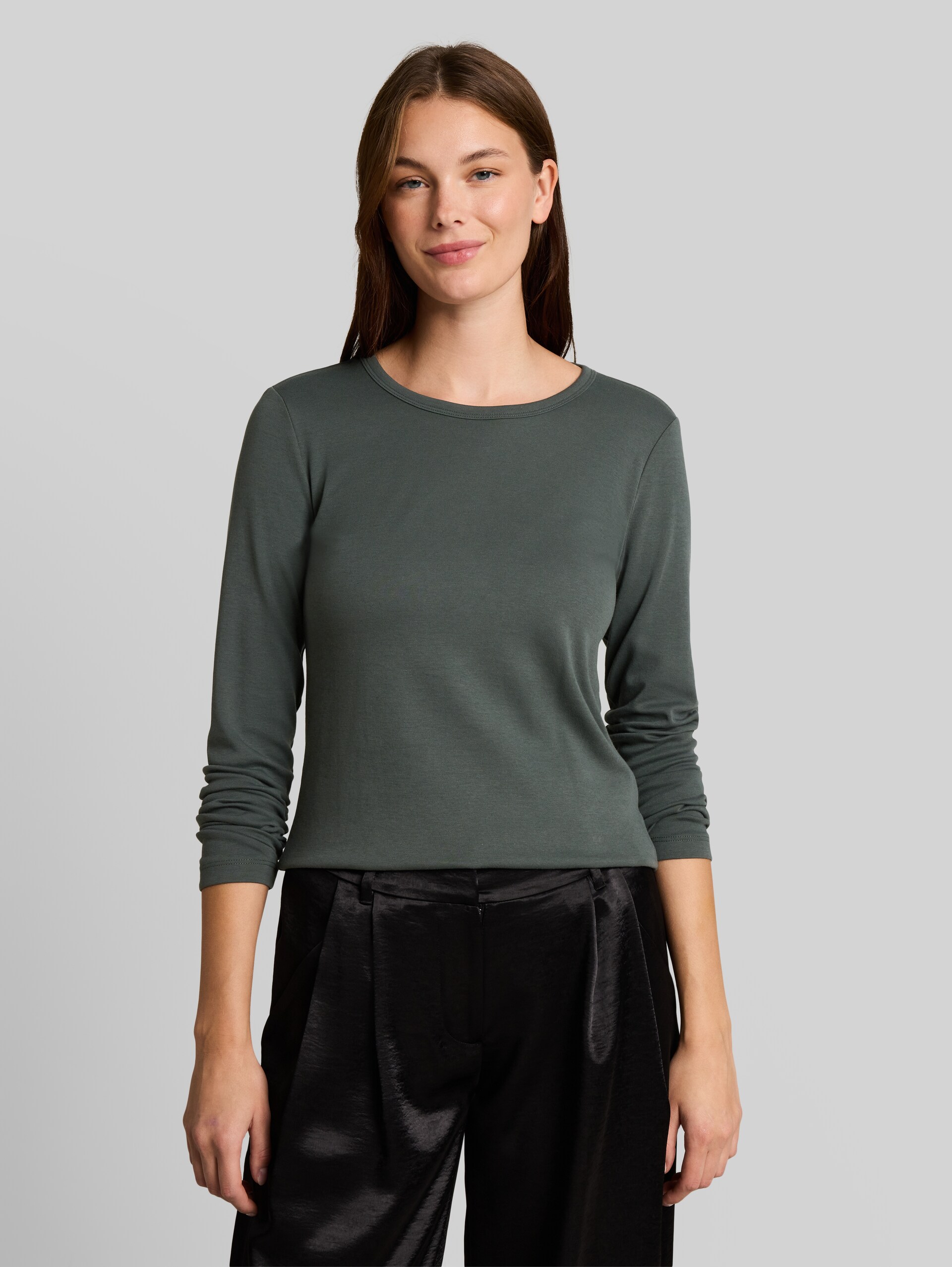 T-shirt basique à manches longues en coton - Darkest Olive - Découpe Vue de face du modèle