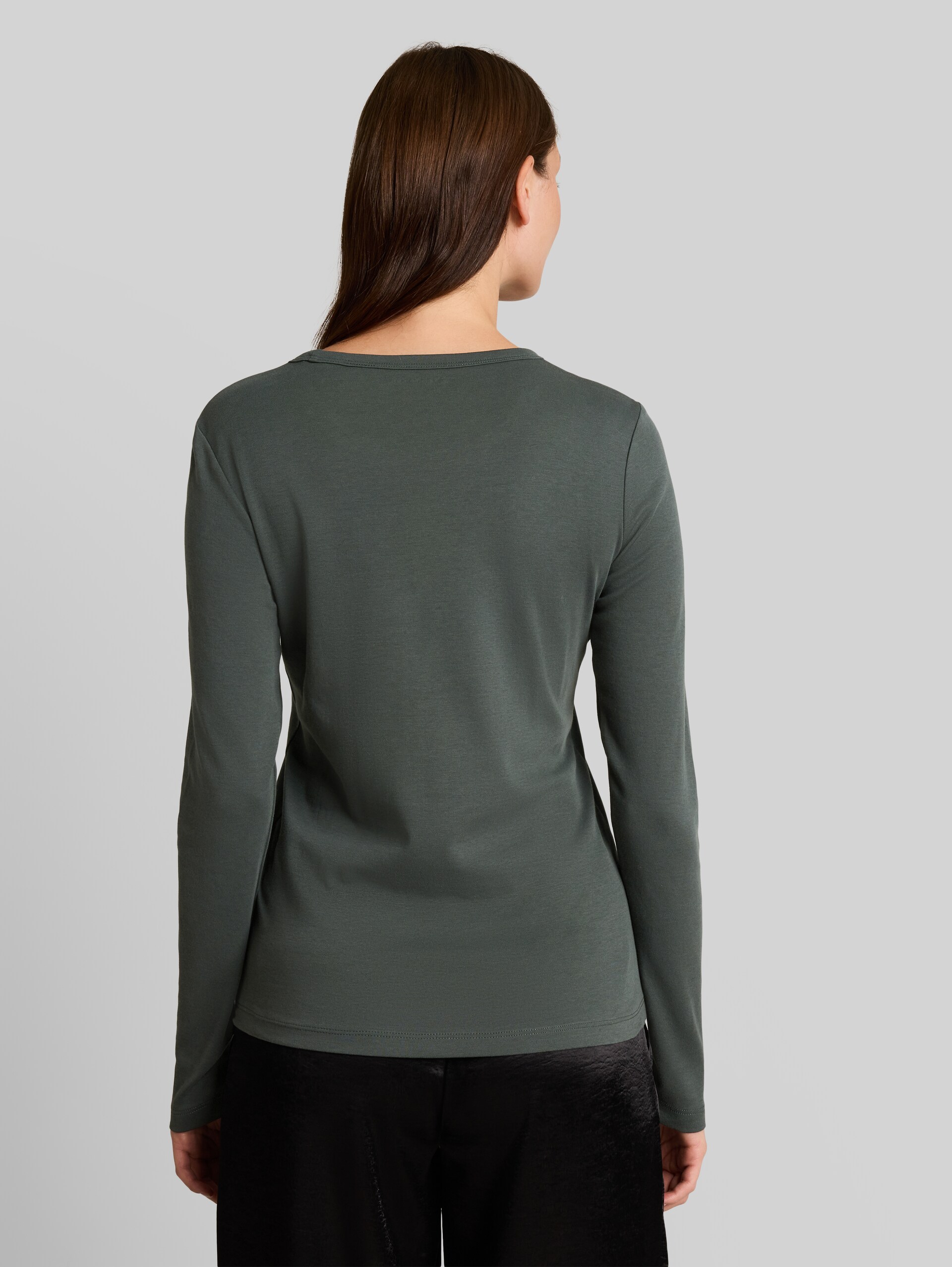 T-shirt basique à manches longues en coton - Darkest Olive - Découpe Vue arrière du modèle