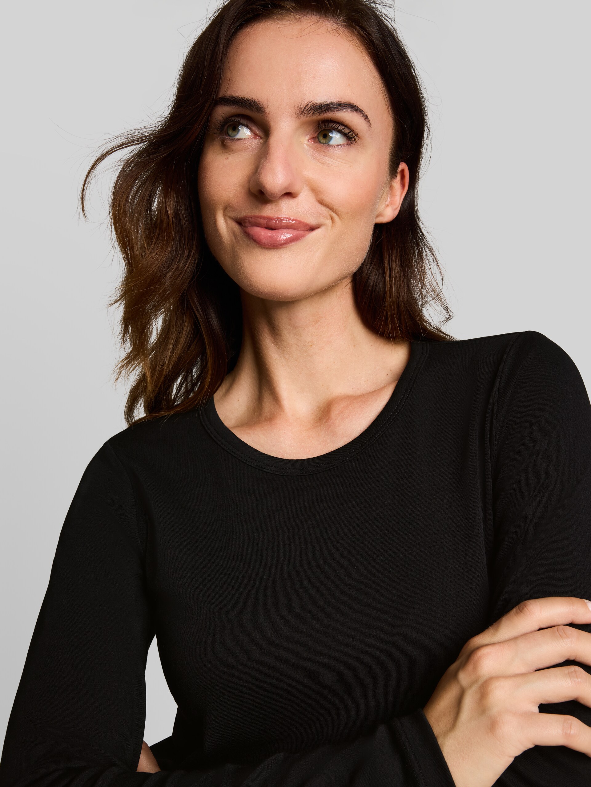 Basic katoenen shirt met lange mouwen - deep black - Detailaanzicht model