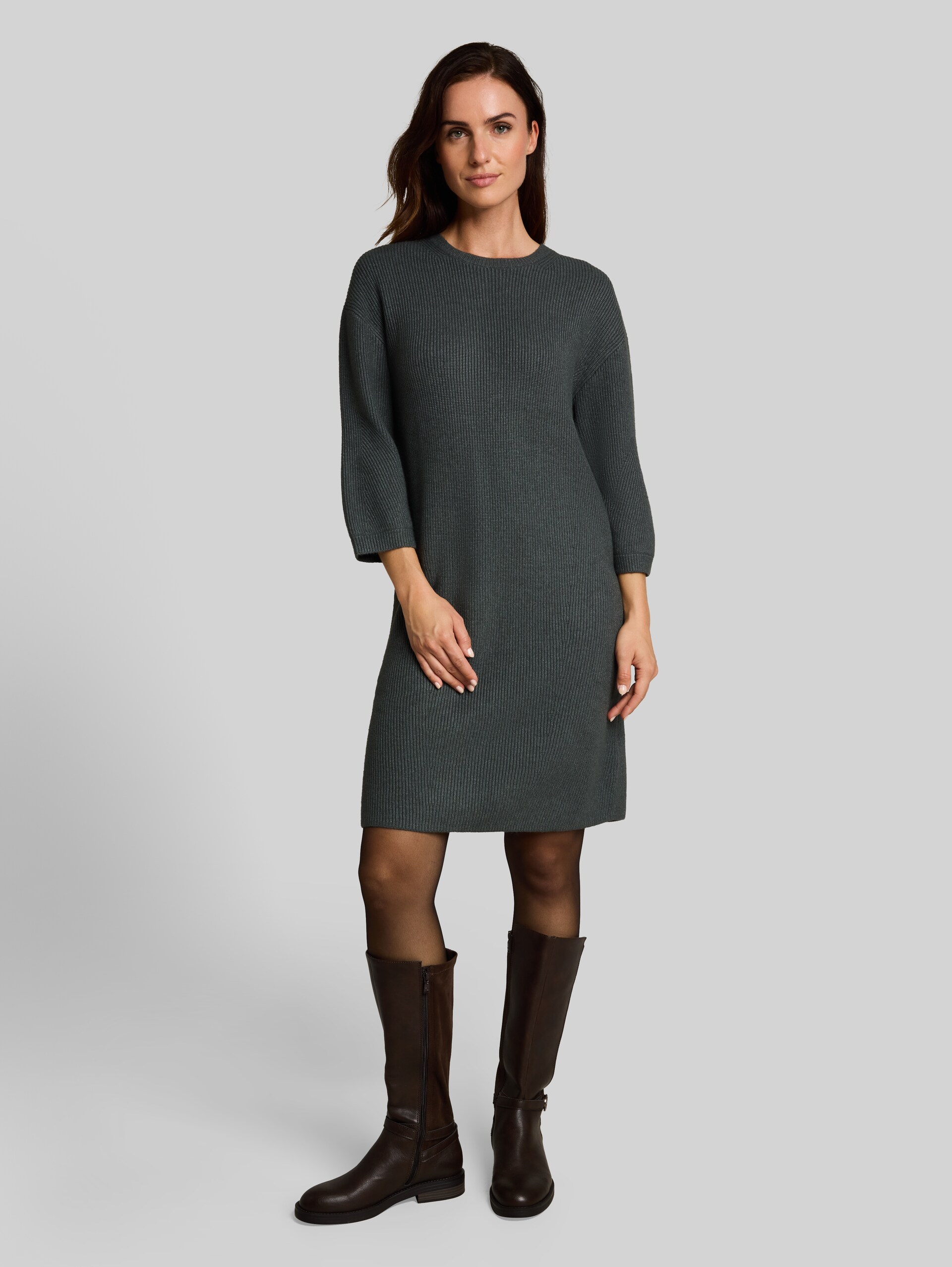Strickkleid in Melange-Optik - dark olive melange - Model-Vorderansicht