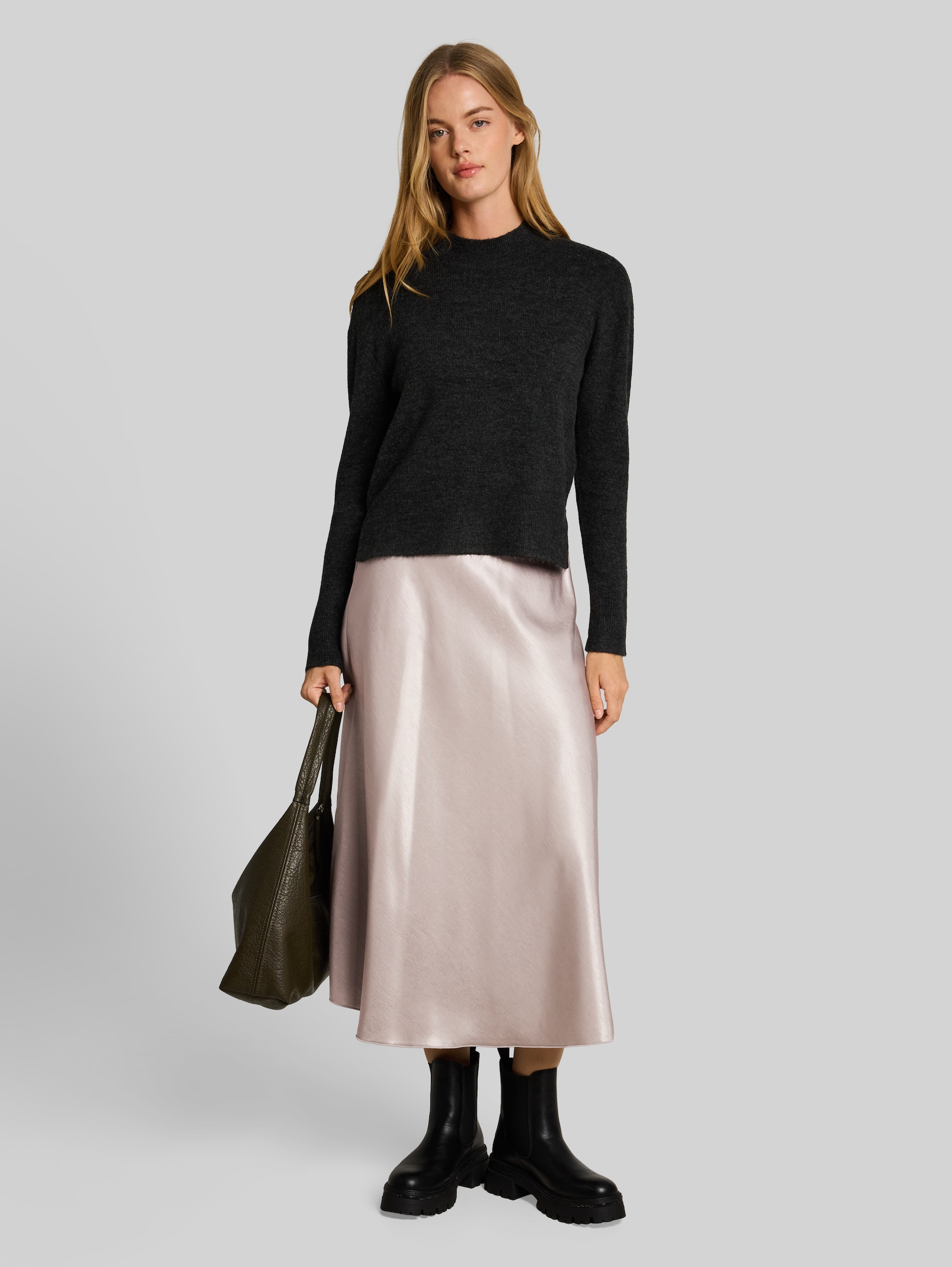 Fitted Satin Midi-Rock - atmosphere beige - Model-Vorderansicht
