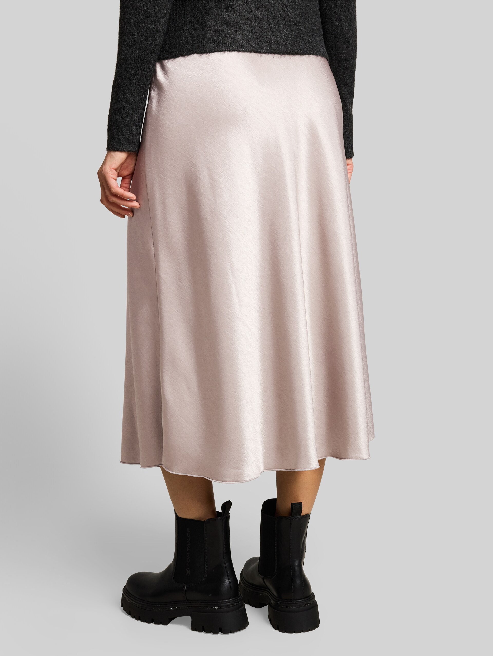 Fitted Satin Midi-Rock - atmosphere beige - Auschnitt Model-Rückansicht