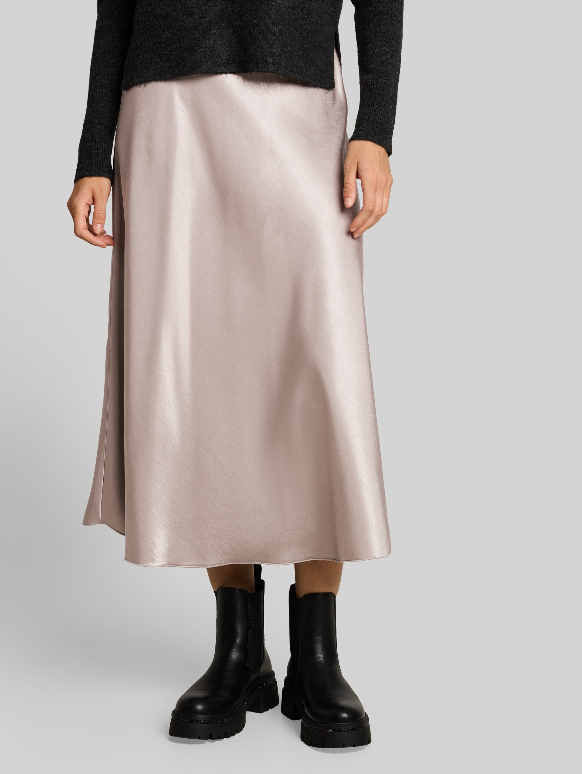 Fitted Satin Midi-Rock - atmosphere beige - Ausschnitt Model-Vorderansicht