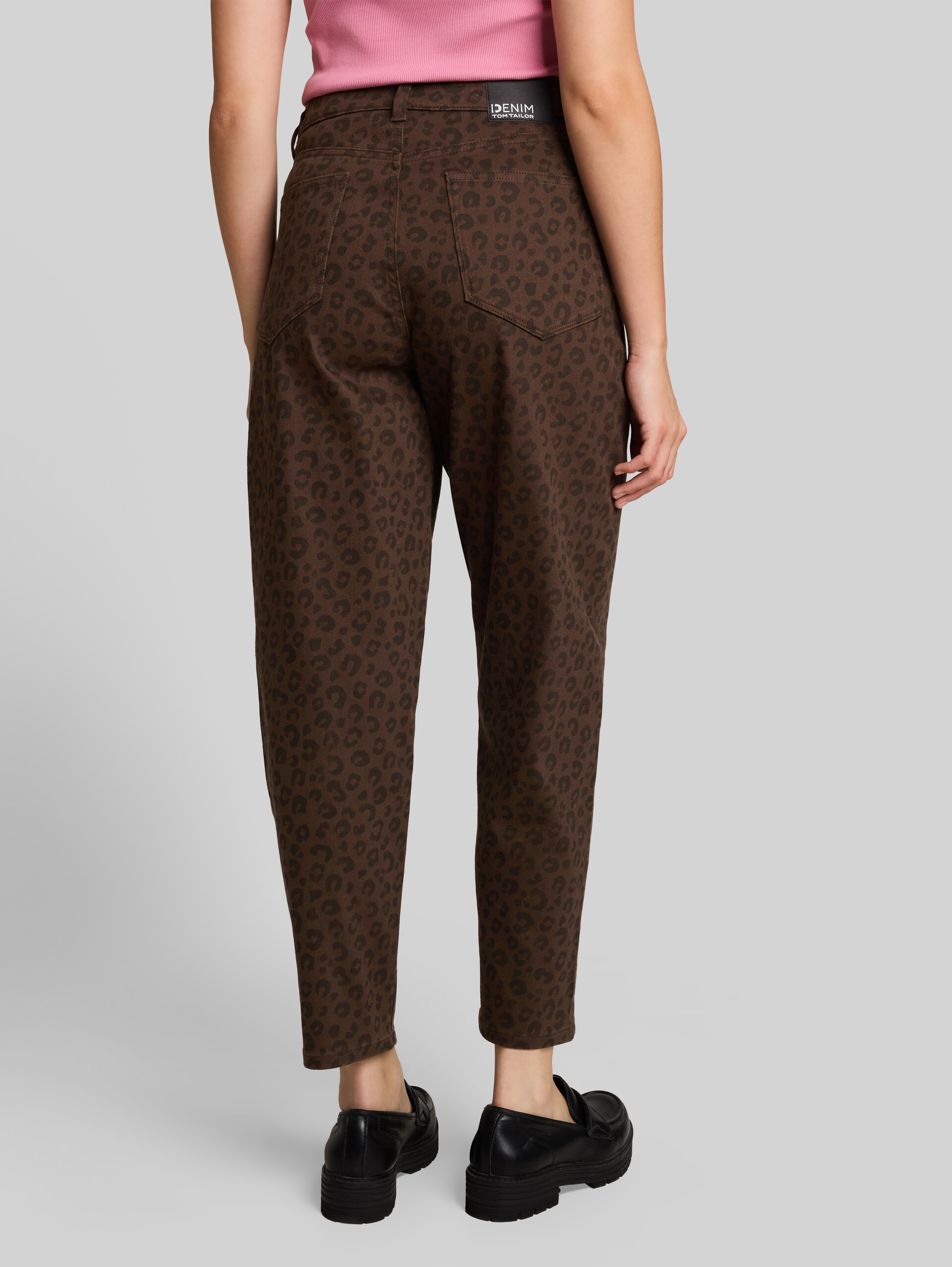 TTADEA BARREL Jeans mit Leo-Print - brown black leo - Auschnitt Model-Rückansicht