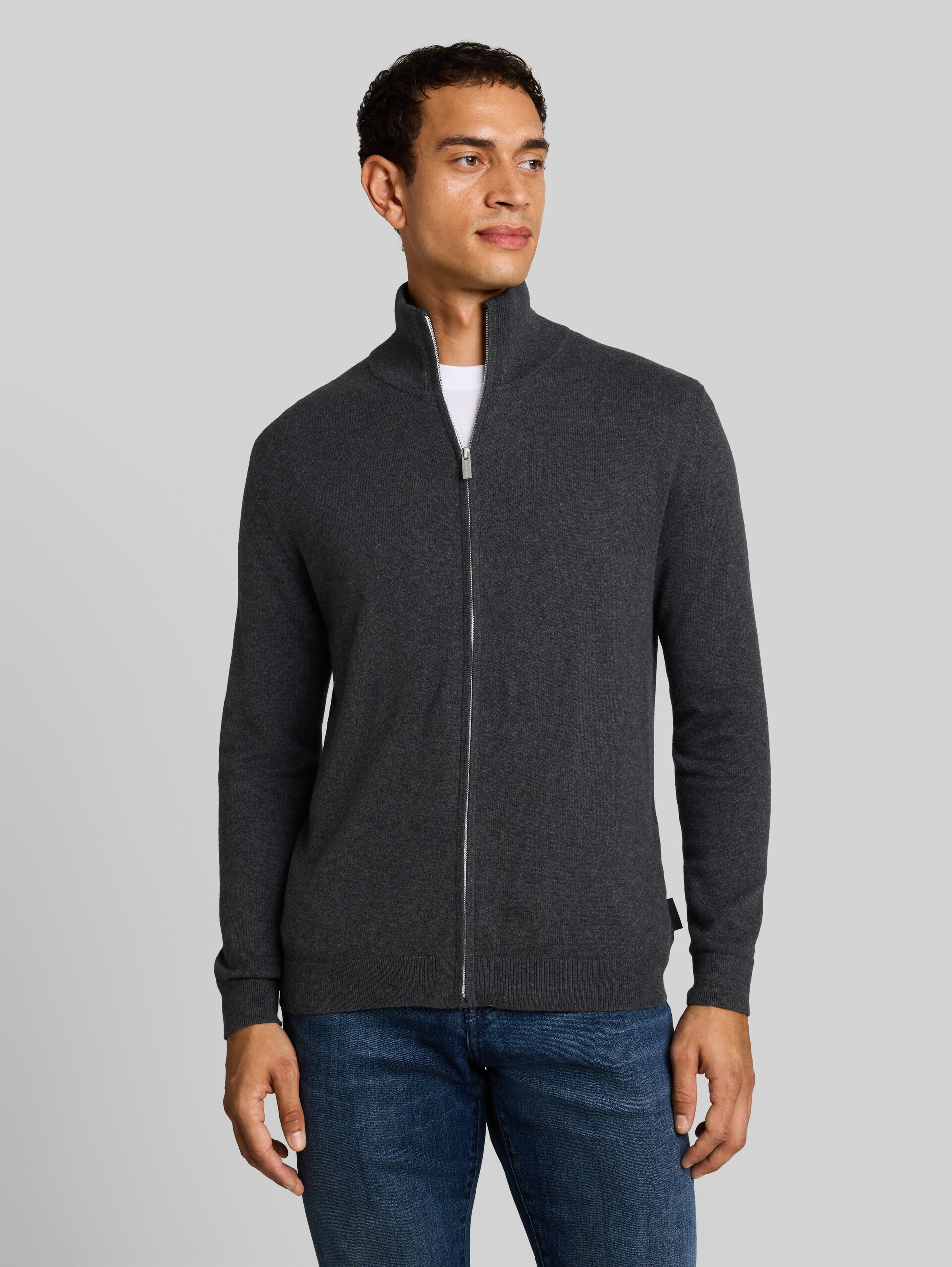 Strickjacke mit Kaschmir-Anteil - Black Grey Melange - Ausschnitt Model-Vorderansicht