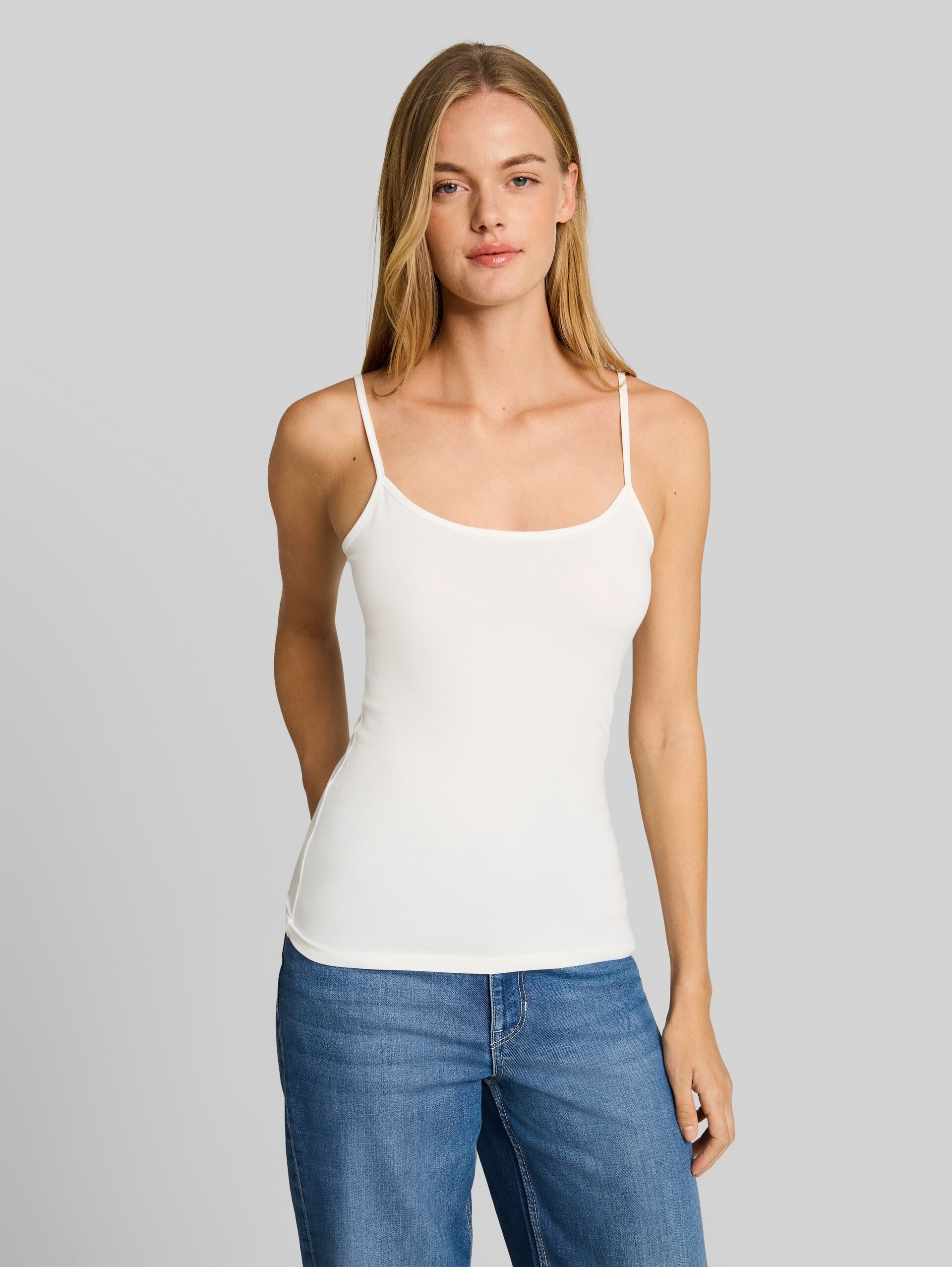 Basic strappy top - off white - Neckline model front view
