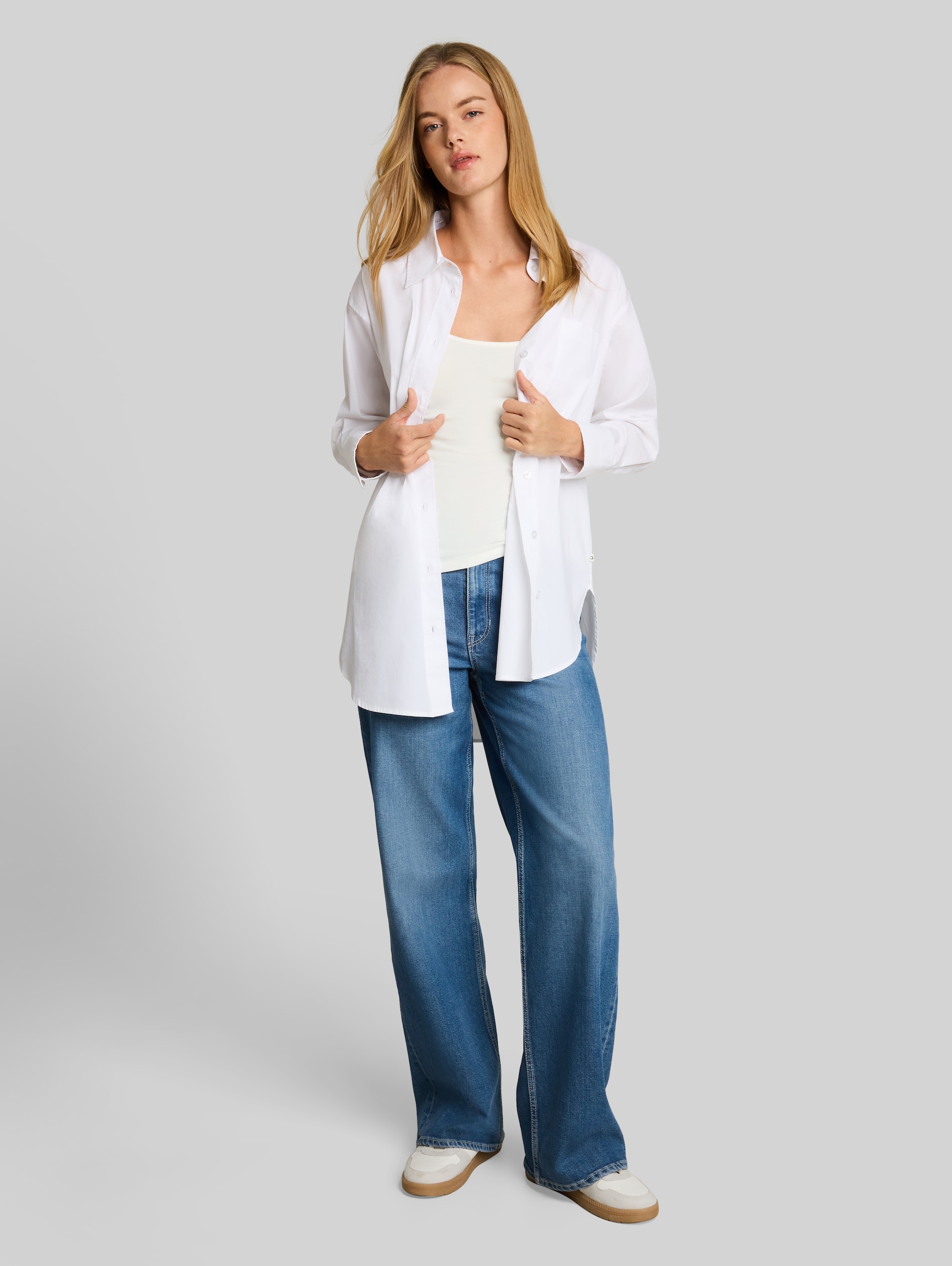 Basic strappy top - off white - Model front view
