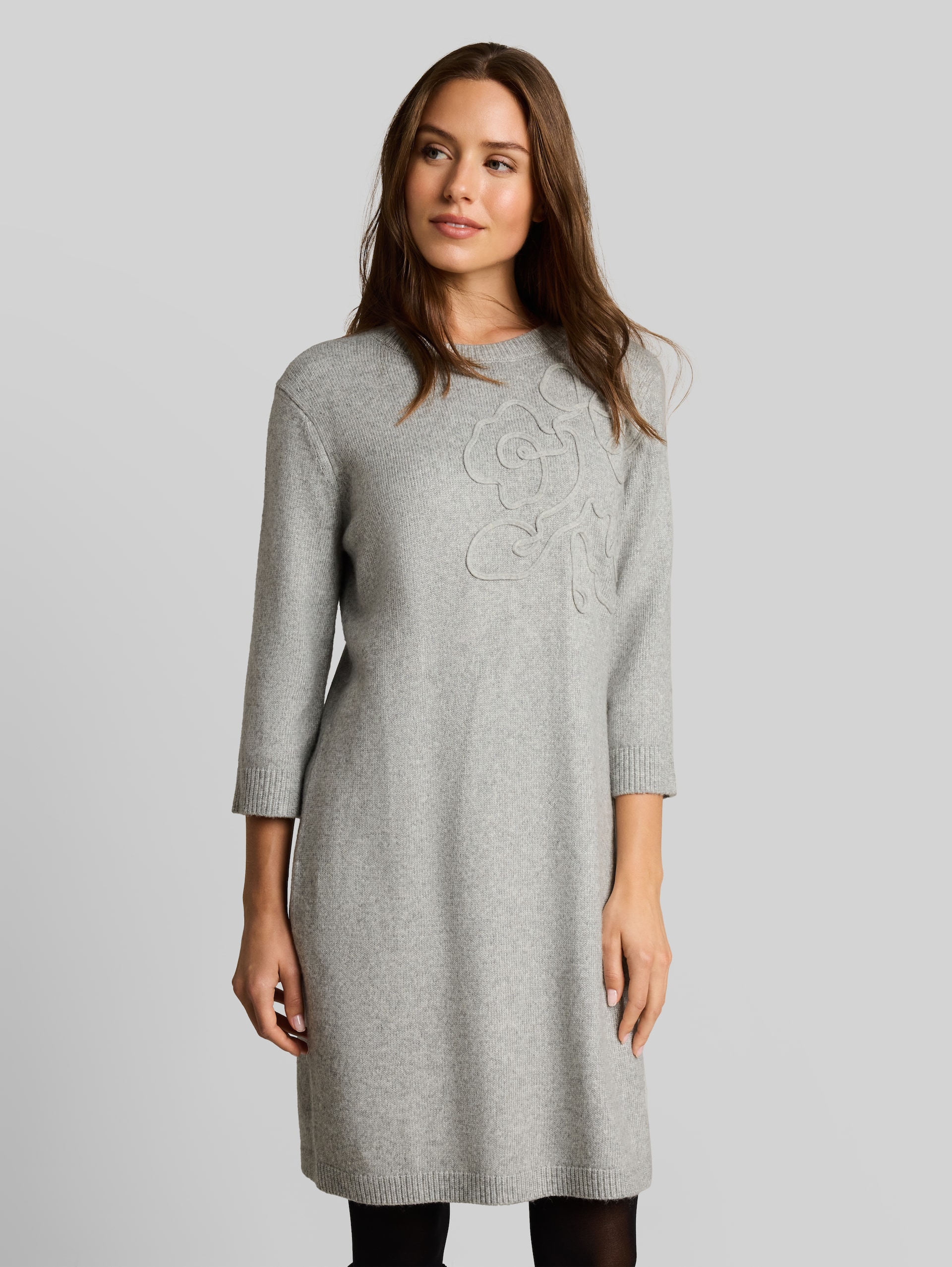 Strickkleid mit Stickerei - soft grey melange - Model-Vorderansicht