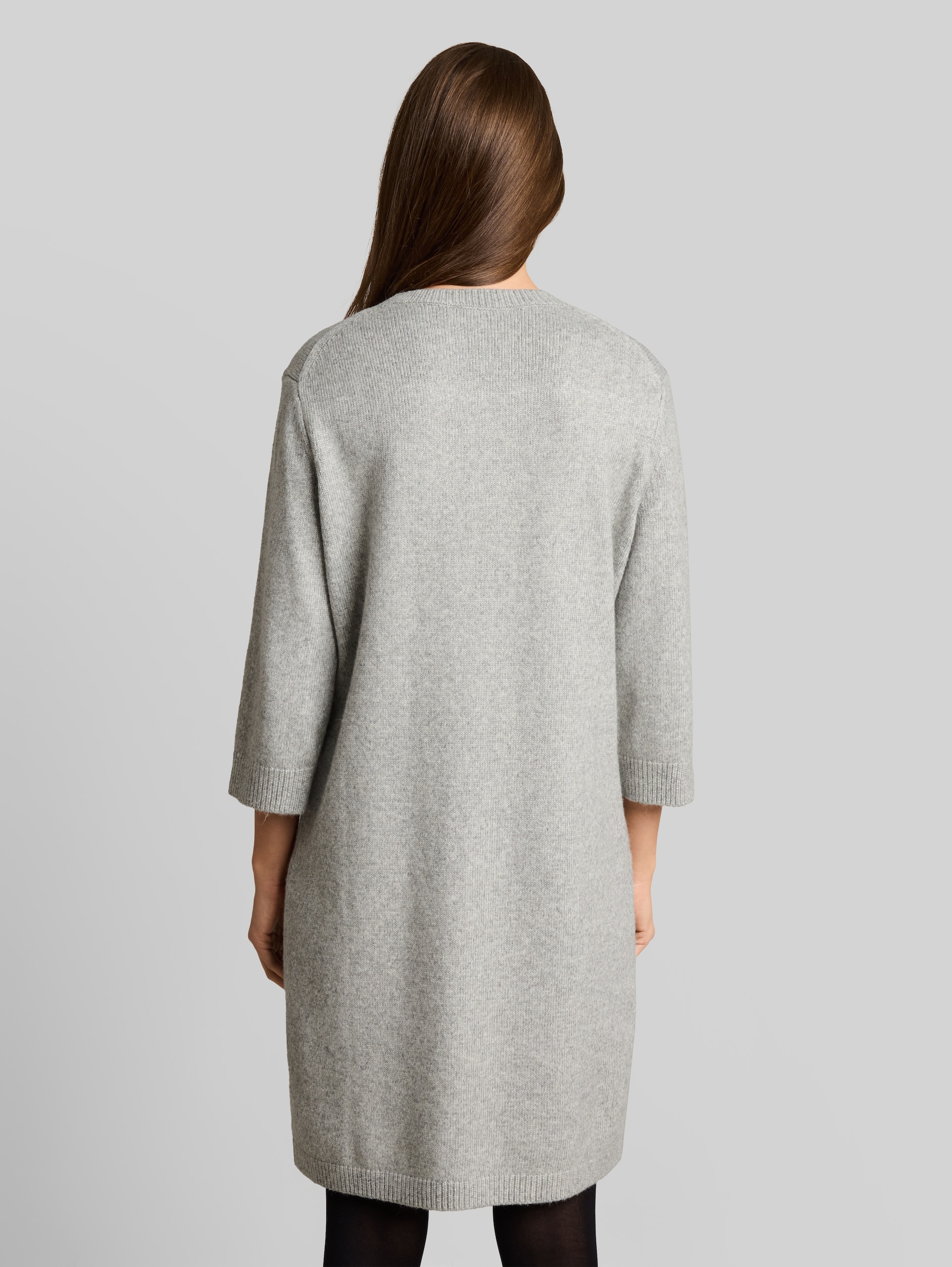 Strickkleid mit Stickerei - soft grey melange - Model-Rückansicht