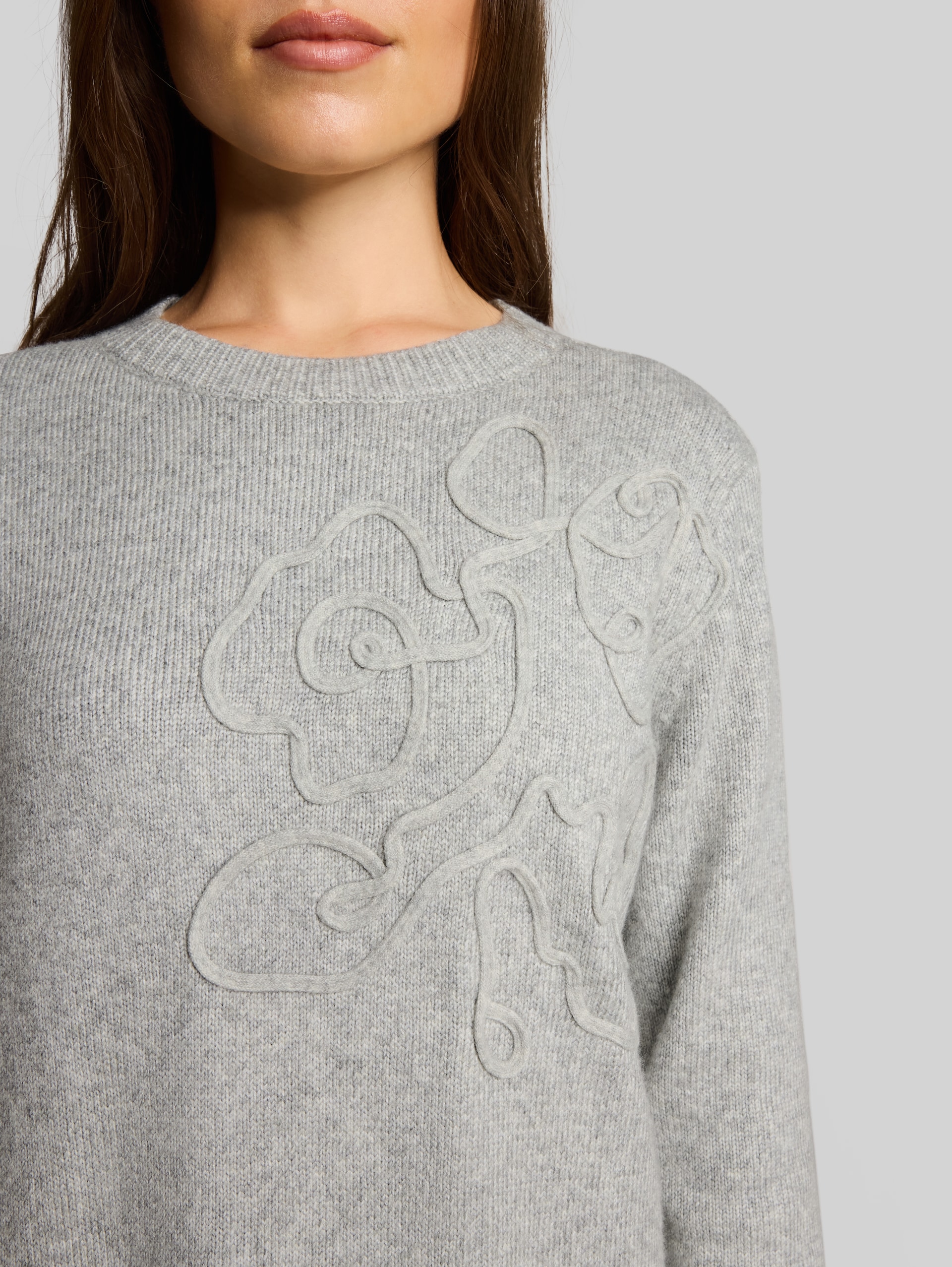Strickkleid mit Stickerei - soft grey melange - Detail-Model-Ansicht