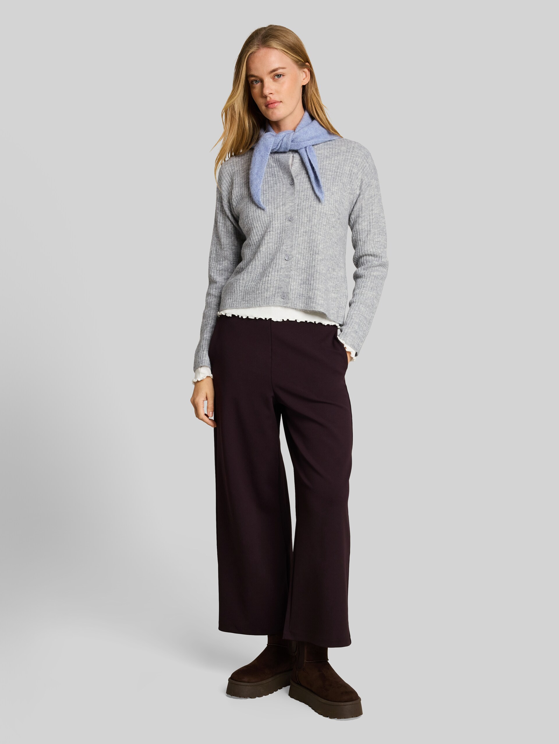 Gezellig vest met ronde hals - Light Soft Grey Melange - Model vooraanzicht