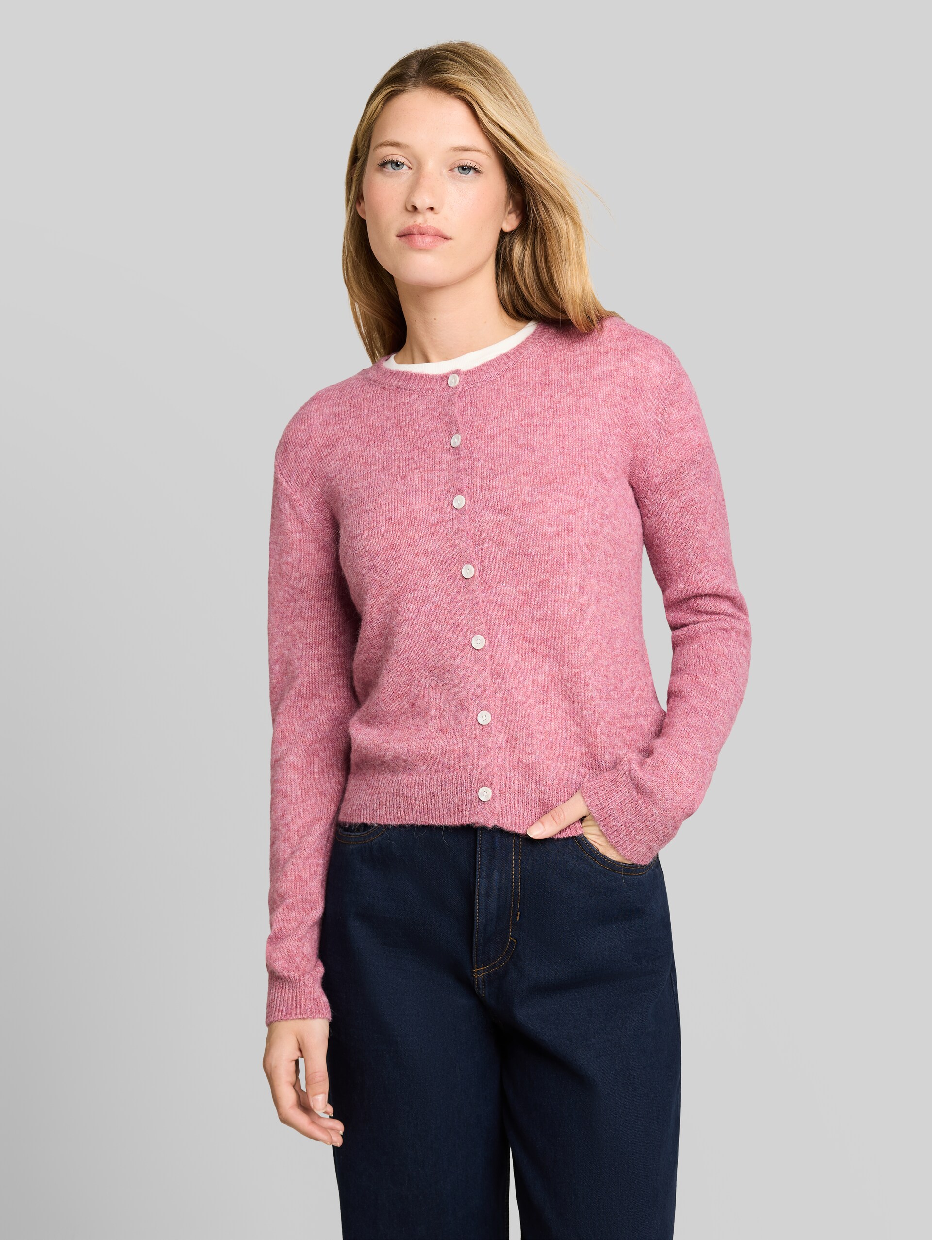 Cardigan mit Alpaka-Anteil - dusty berry melange - Ausschnitt Model-Vorderansicht