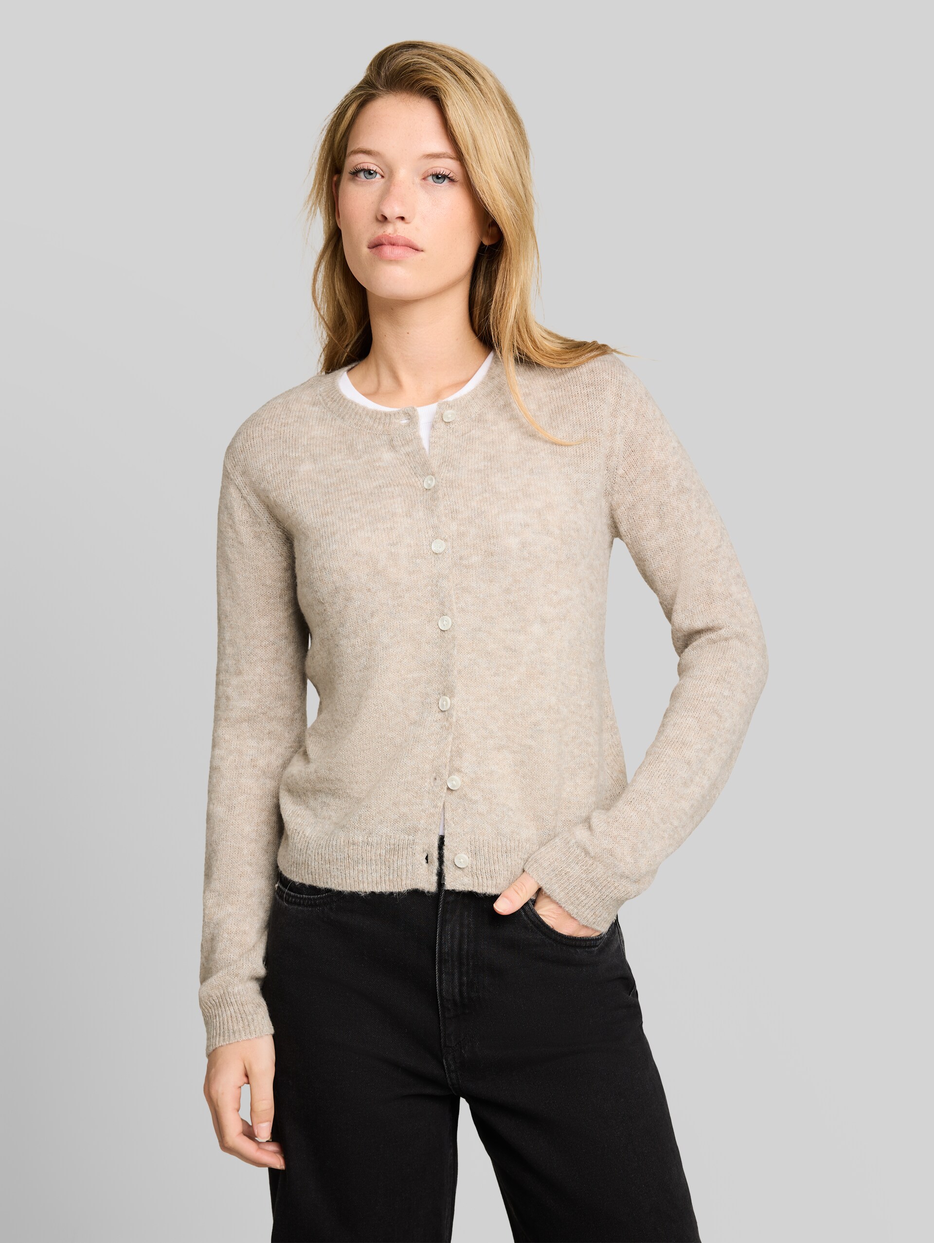 Cardigan mit Alpaka-Anteil - atmosphere beige melange - Ausschnitt Model-Vorderansicht