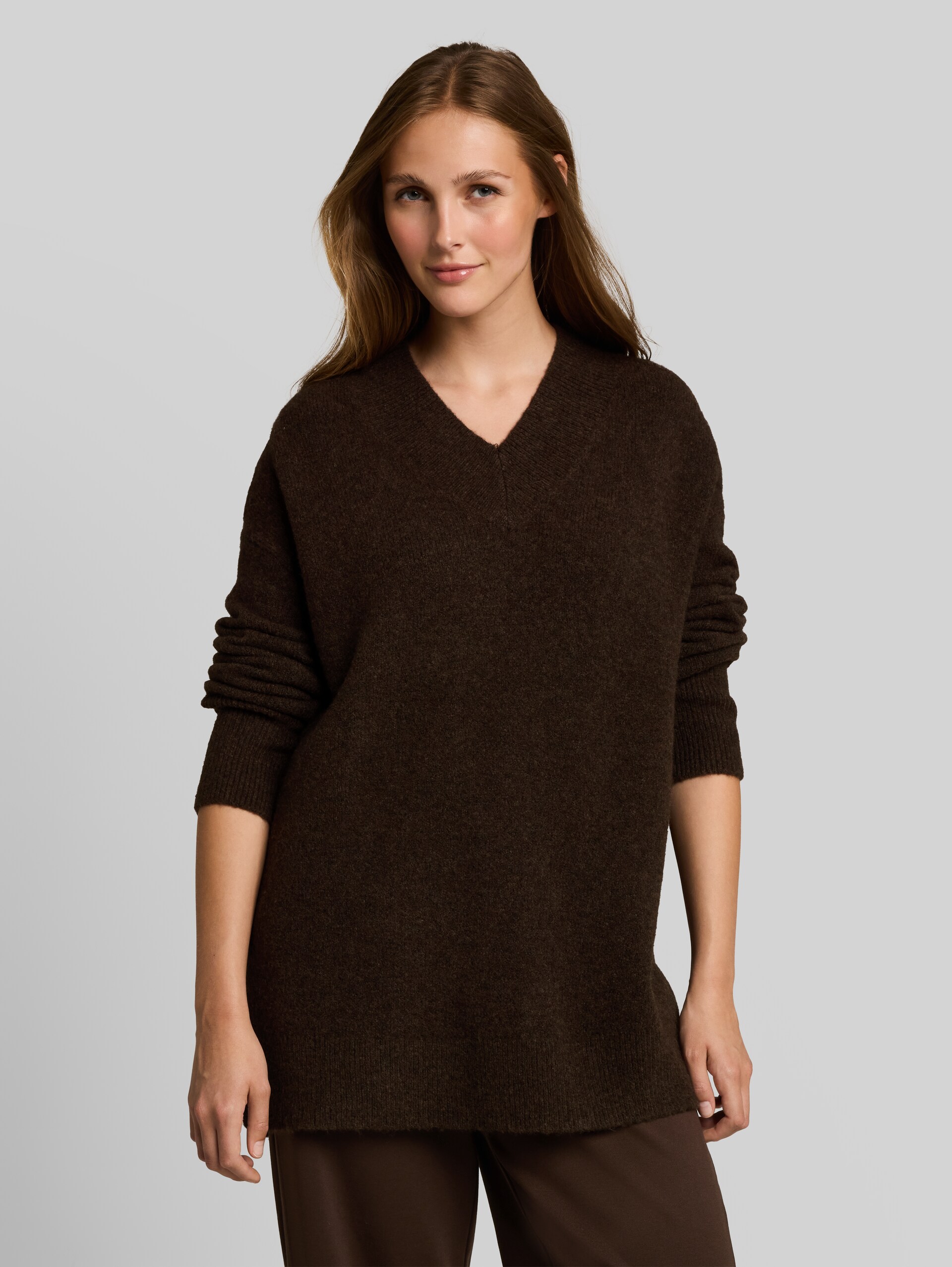 Lange gebreide trui met wol - cool dark brown melange - Nek model vooraanzicht