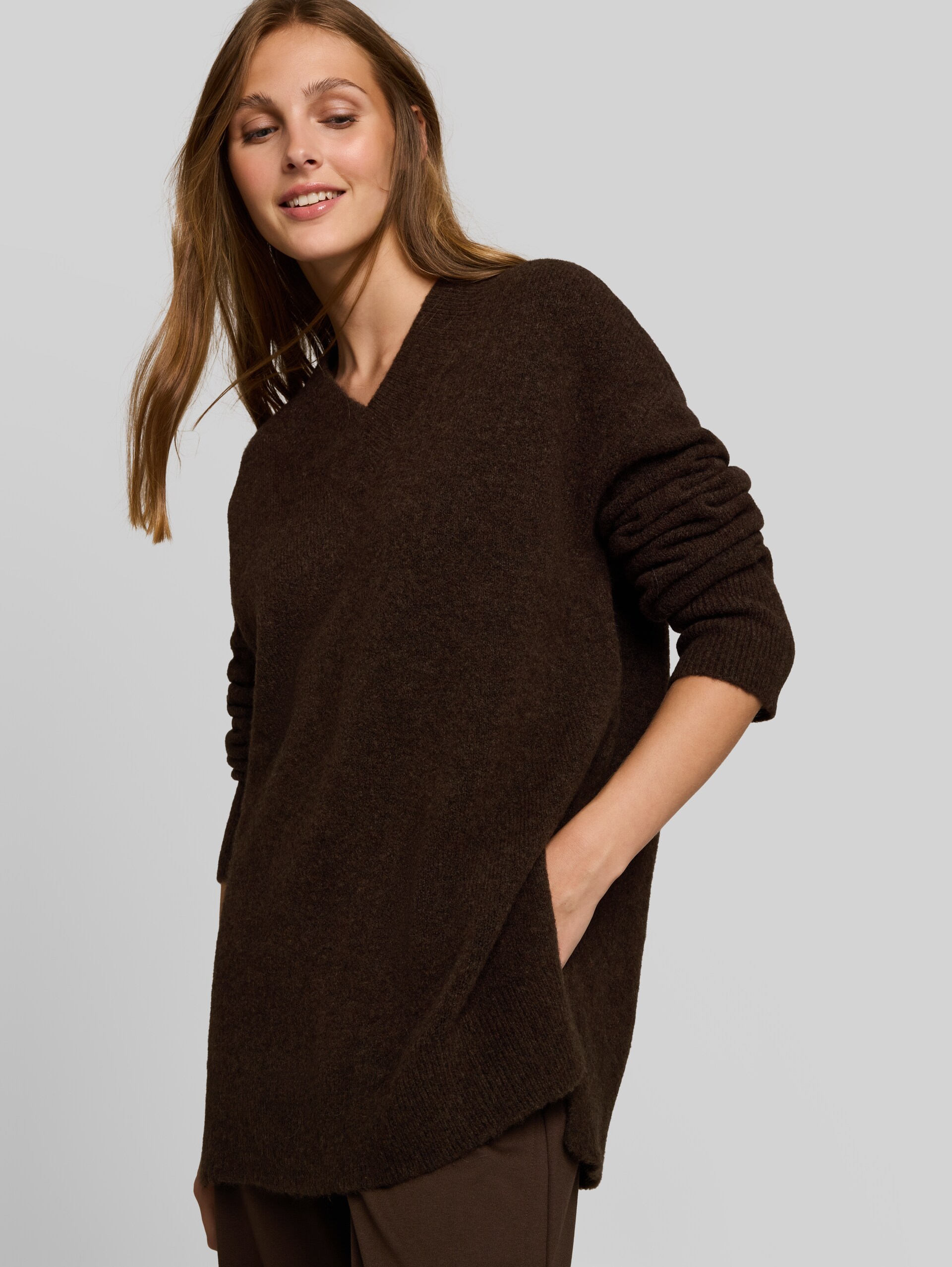 Lange gebreide trui met wol - cool dark brown melange - Detailaanzicht model