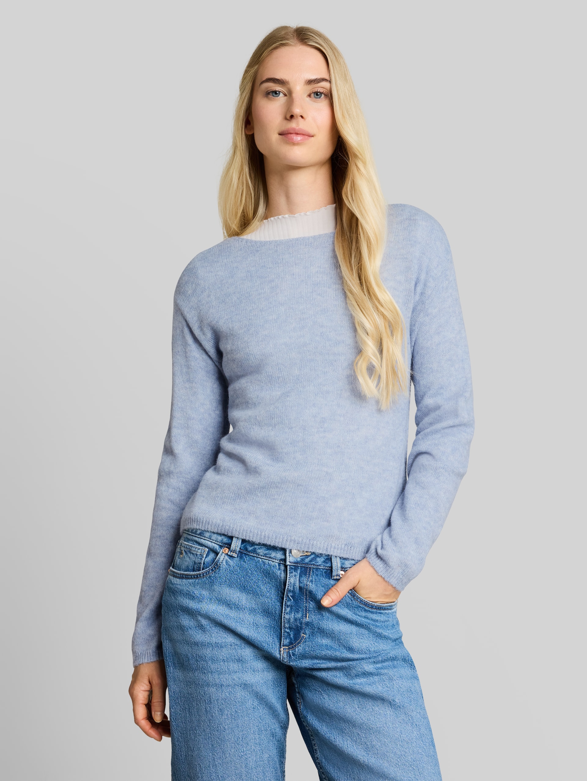 Gebreide trui met alpaca-aandeel - foggy sky blue melange - Nek model vooraanzicht