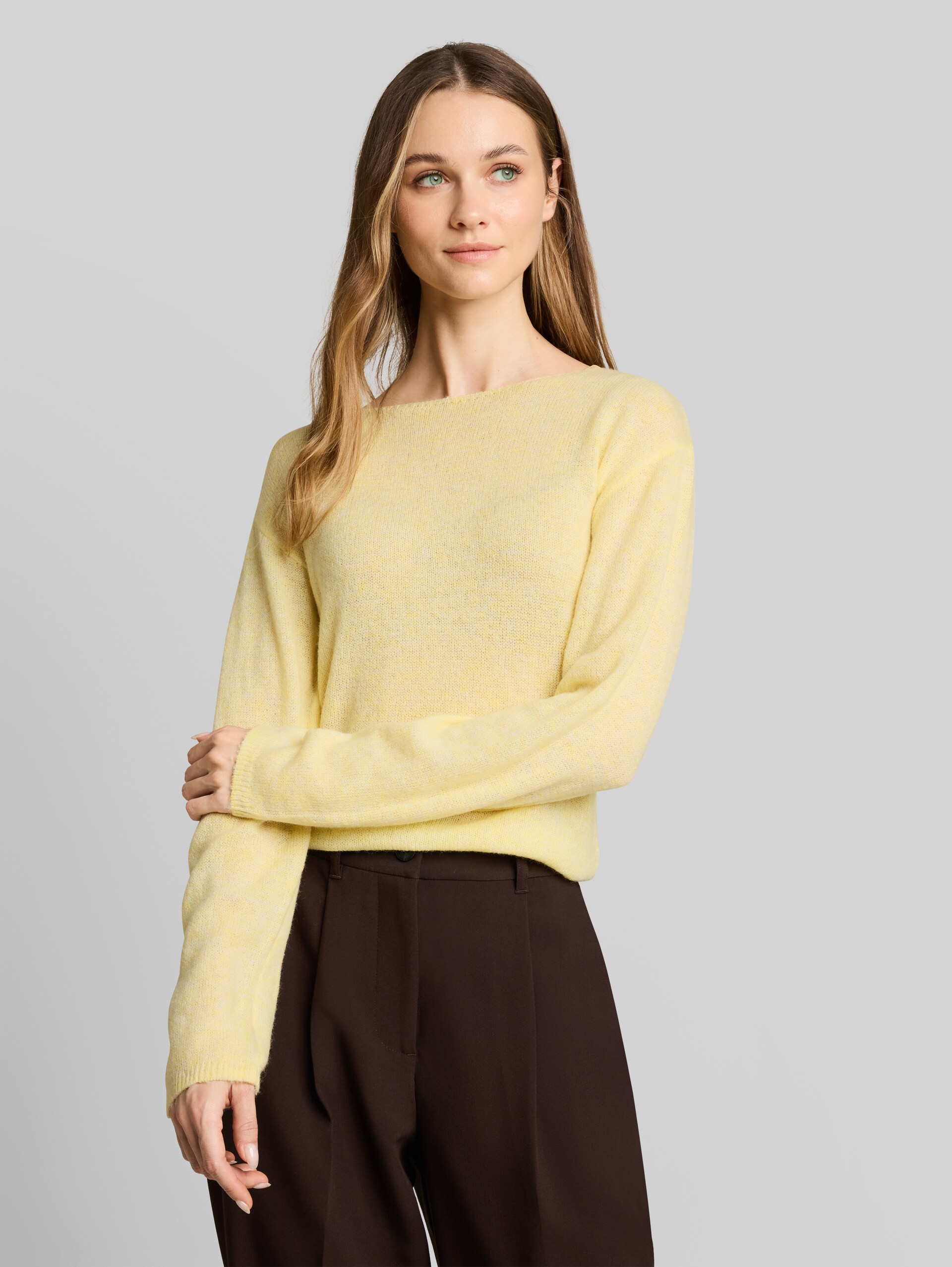 Gebreide trui met alpaca-aandeel - soft vanilla yellow melange - Nek model vooraanzicht