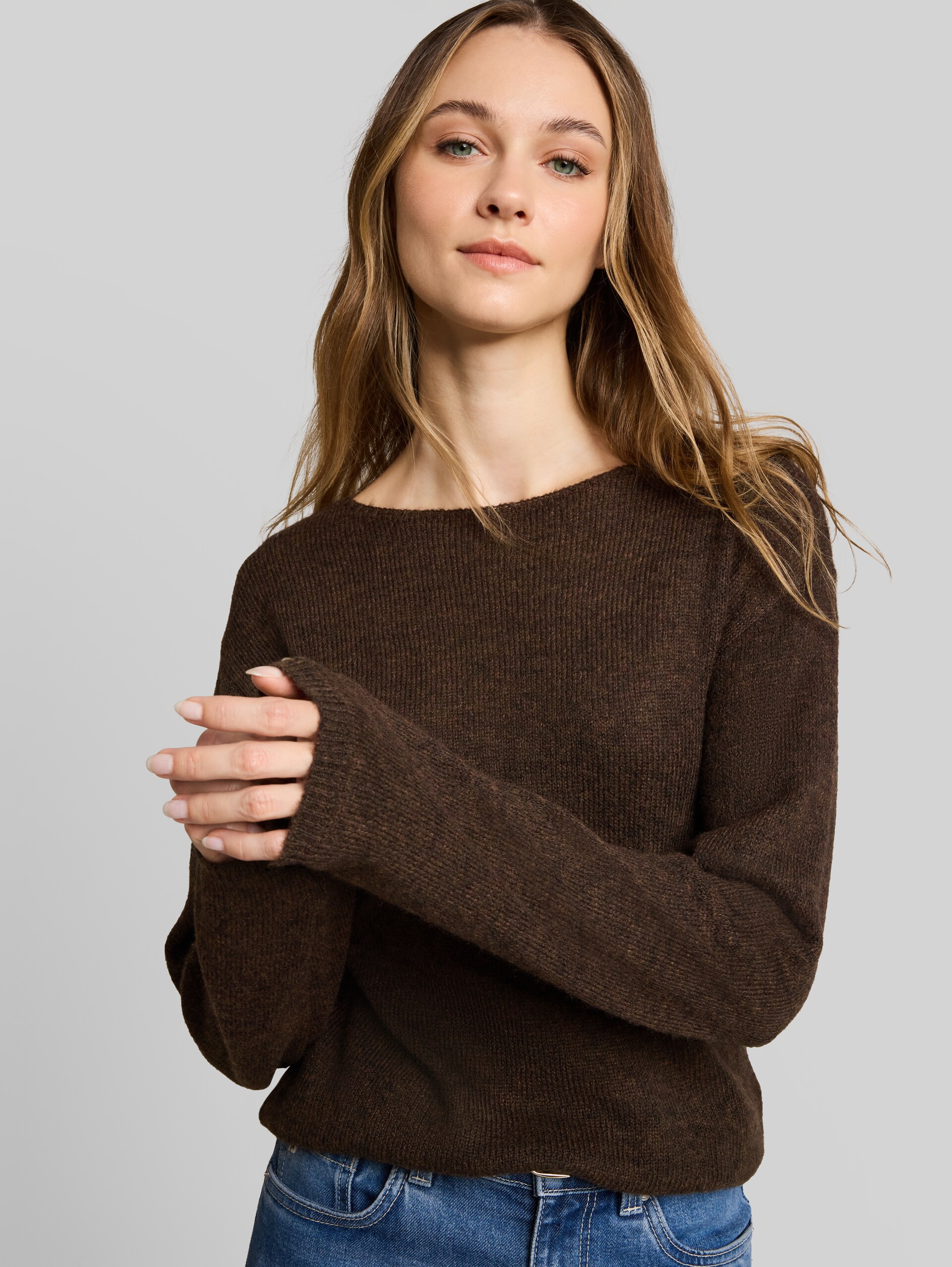 Strickpullover mit Alpaka-Anteil - cool dark brown melange - Detail-Model-Ansicht