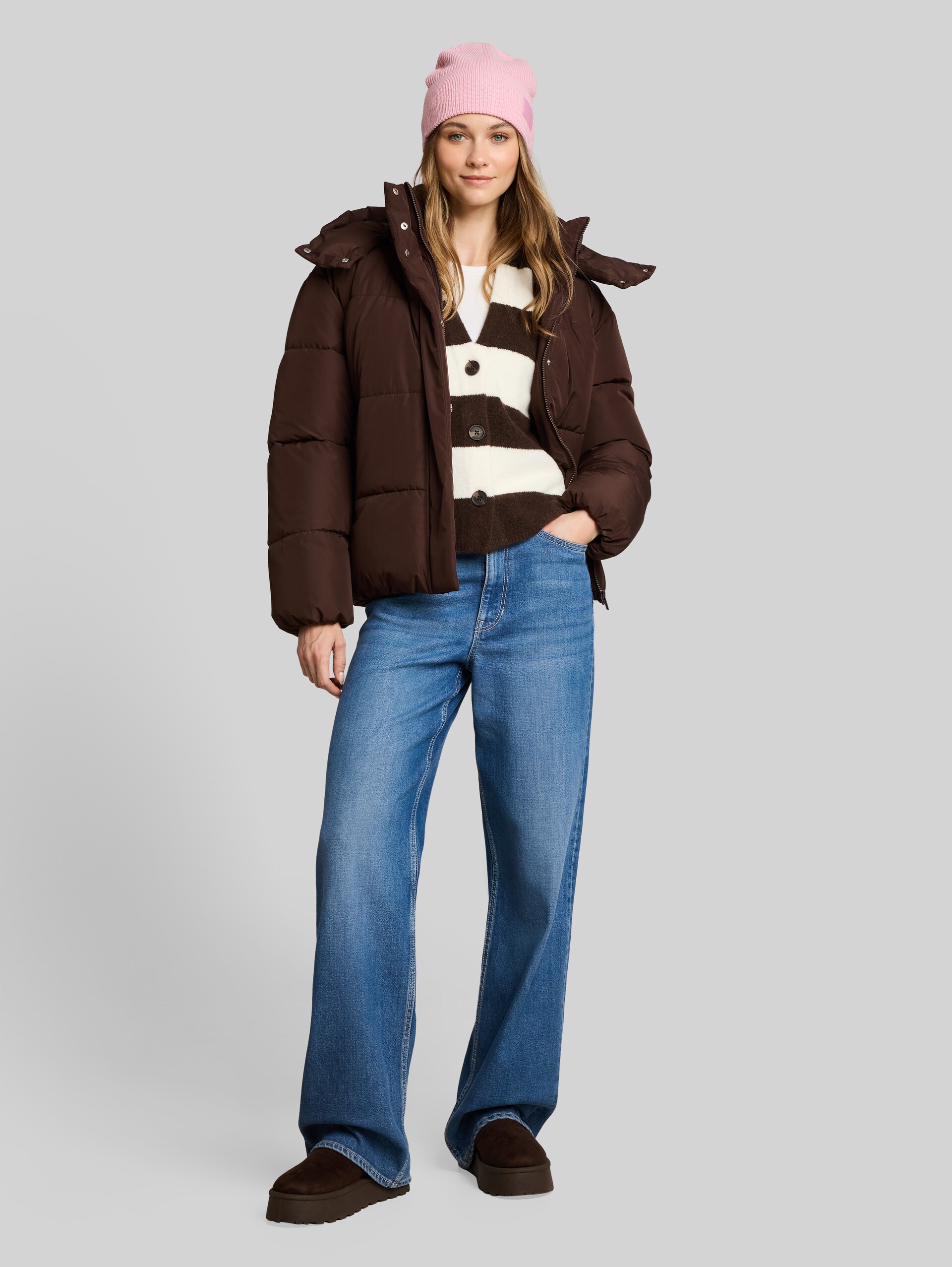 Gezellig vest met wol - big brown white stripe - Model vooraanzicht