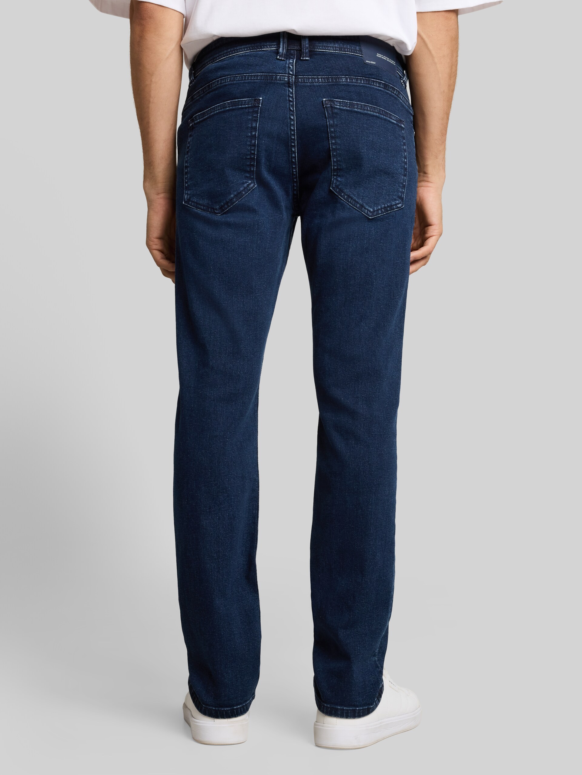 TTAEDAN STRAIGHT Jeans mit Stretch - Used Dark Stone Blue Denim - Auschnitt Model-Rückansicht