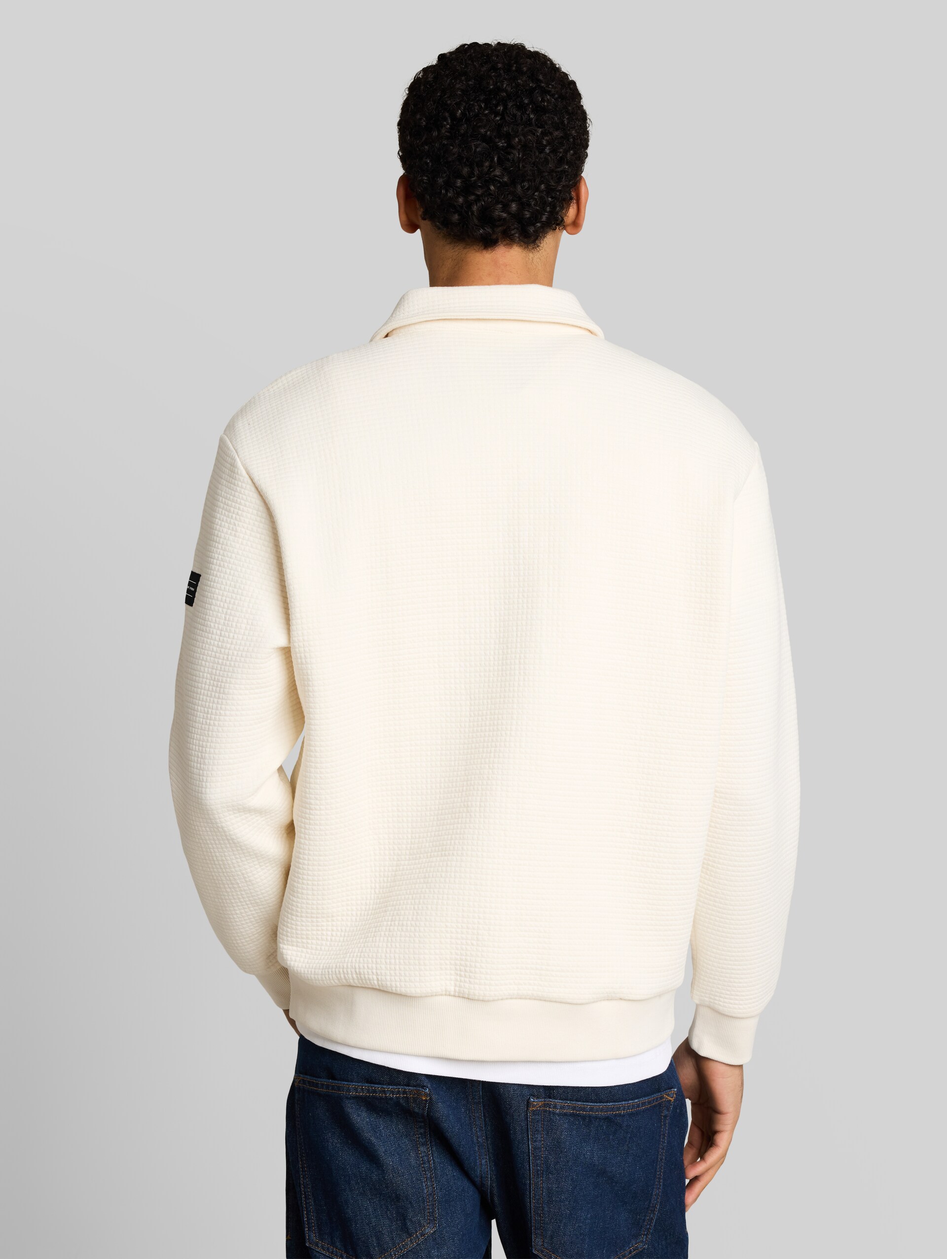 Relaxed Fit Sweatshirt mit Polokragen - Gardenia White - Auschnitt Model-Rückansicht