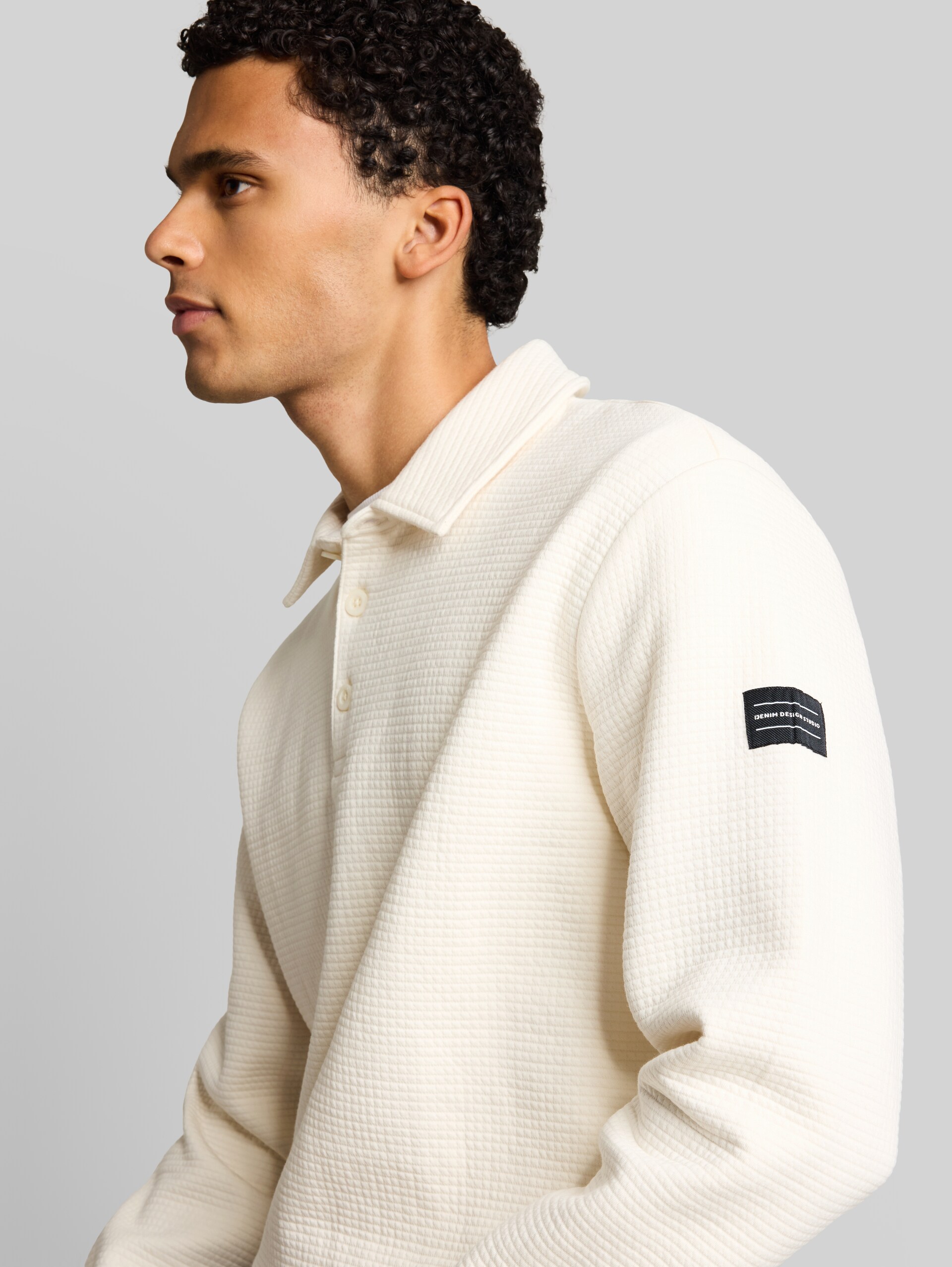 Relaxed Fit Sweatshirt mit Polokragen - Gardenia White - Detail-Model-Ansicht