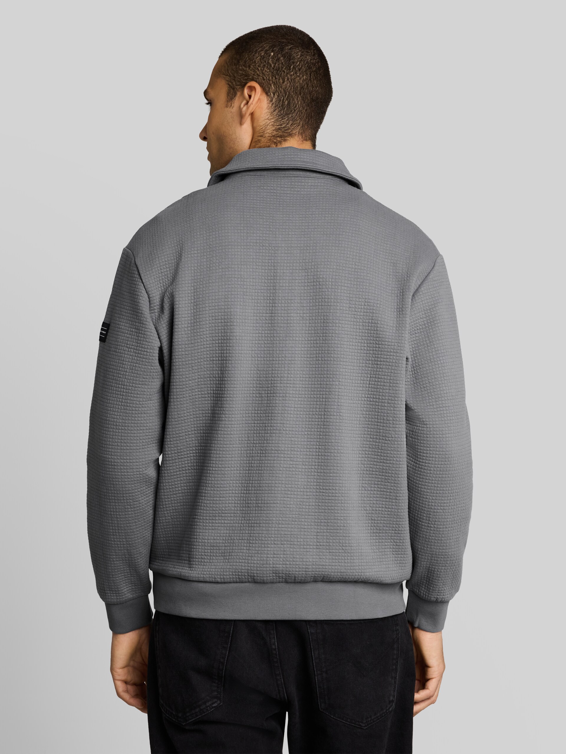 Relaxed Fit Sweatshirt mit Polokragen - classic grey - Auschnitt Model-Rückansicht