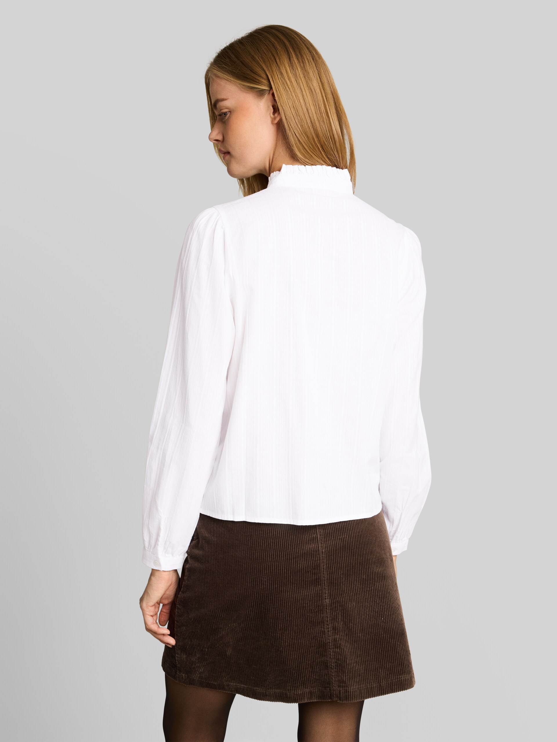 Bluse mit Rüschenkragen - White - Auschnitt Model-Rückansicht