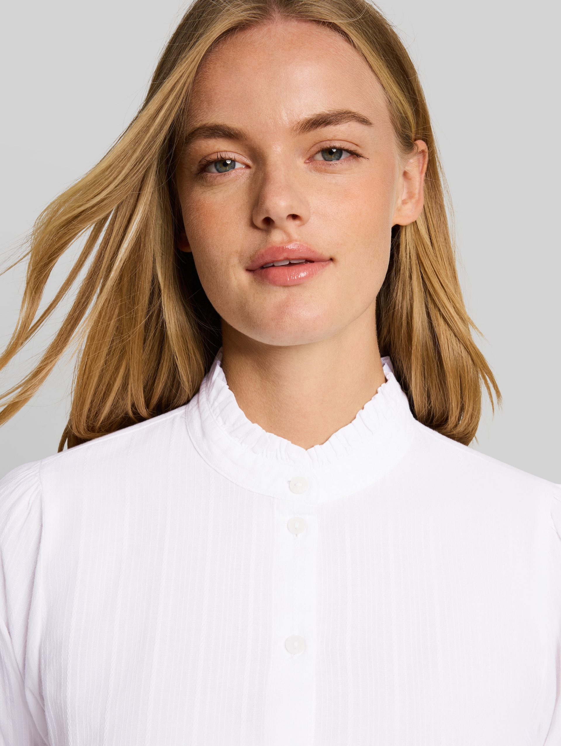 Bluse mit Rüschenkragen - White - Detail-Model-Ansicht