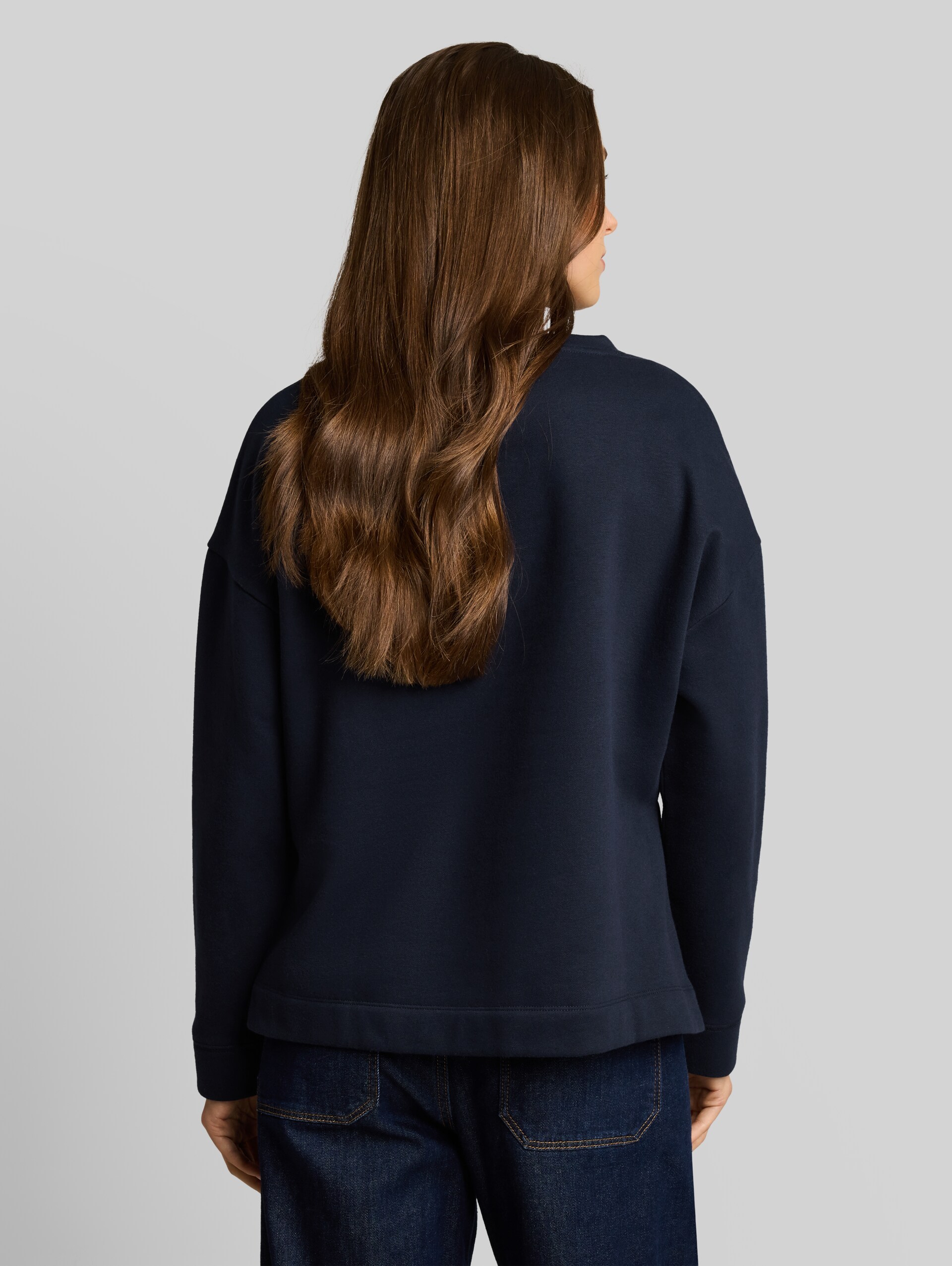 Loose Fit Sweatshirt mit Snoopy-Print - sky captain blue - Auschnitt Model-Rückansicht