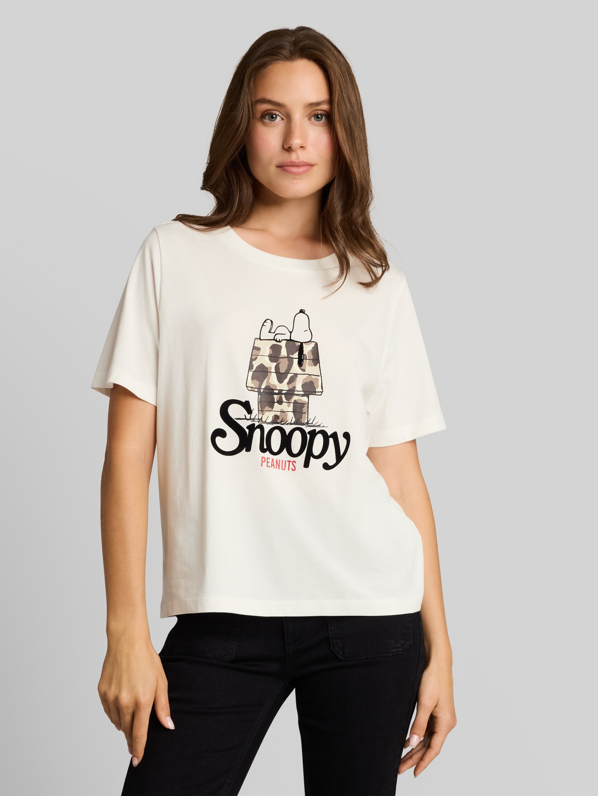 T-Shirt mit Snoopy-Print - off white - Ausschnitt Model-Vorderansicht