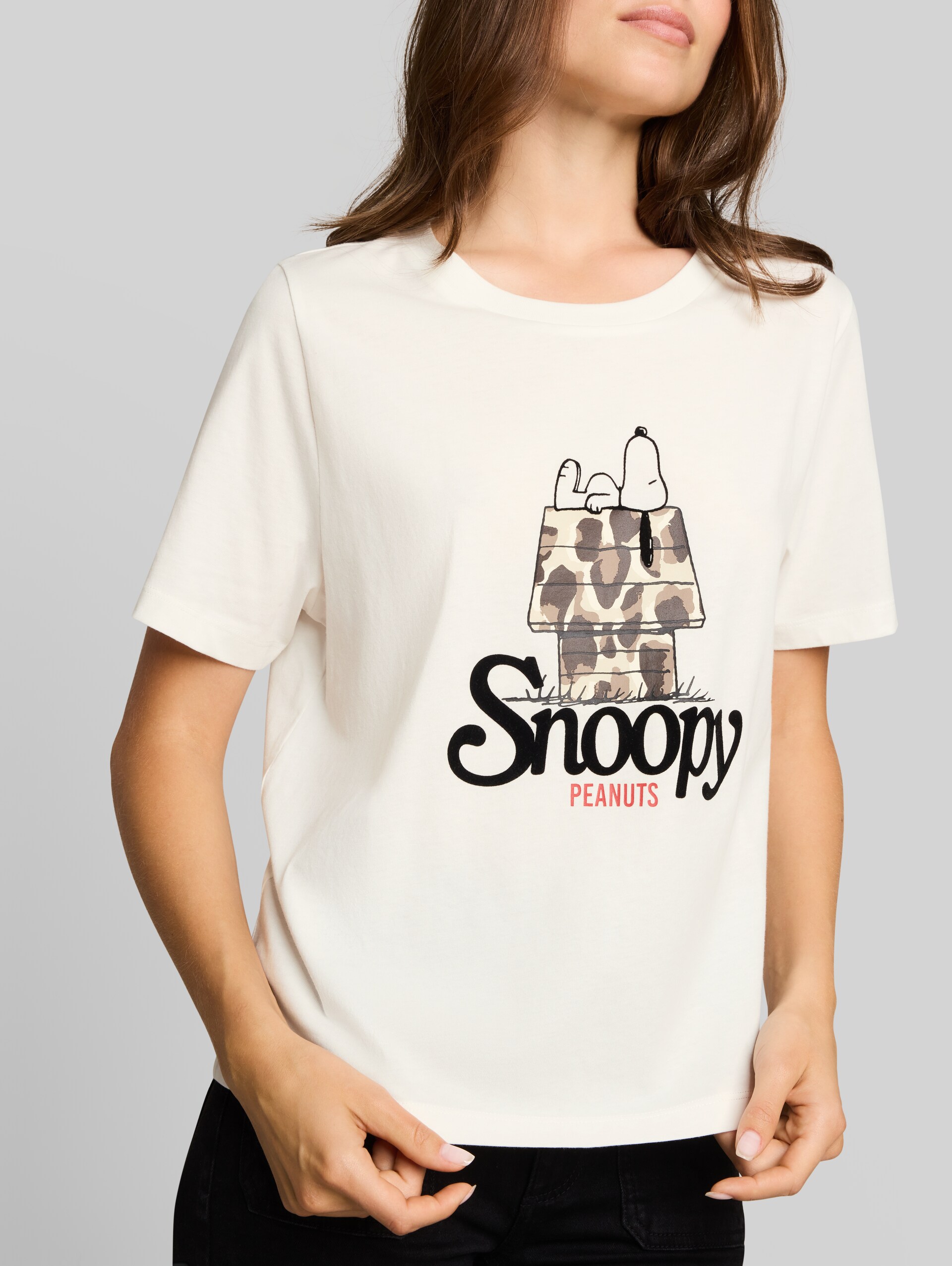 T-Shirt mit Snoopy-Print - off white - Detail-Model-Ansicht