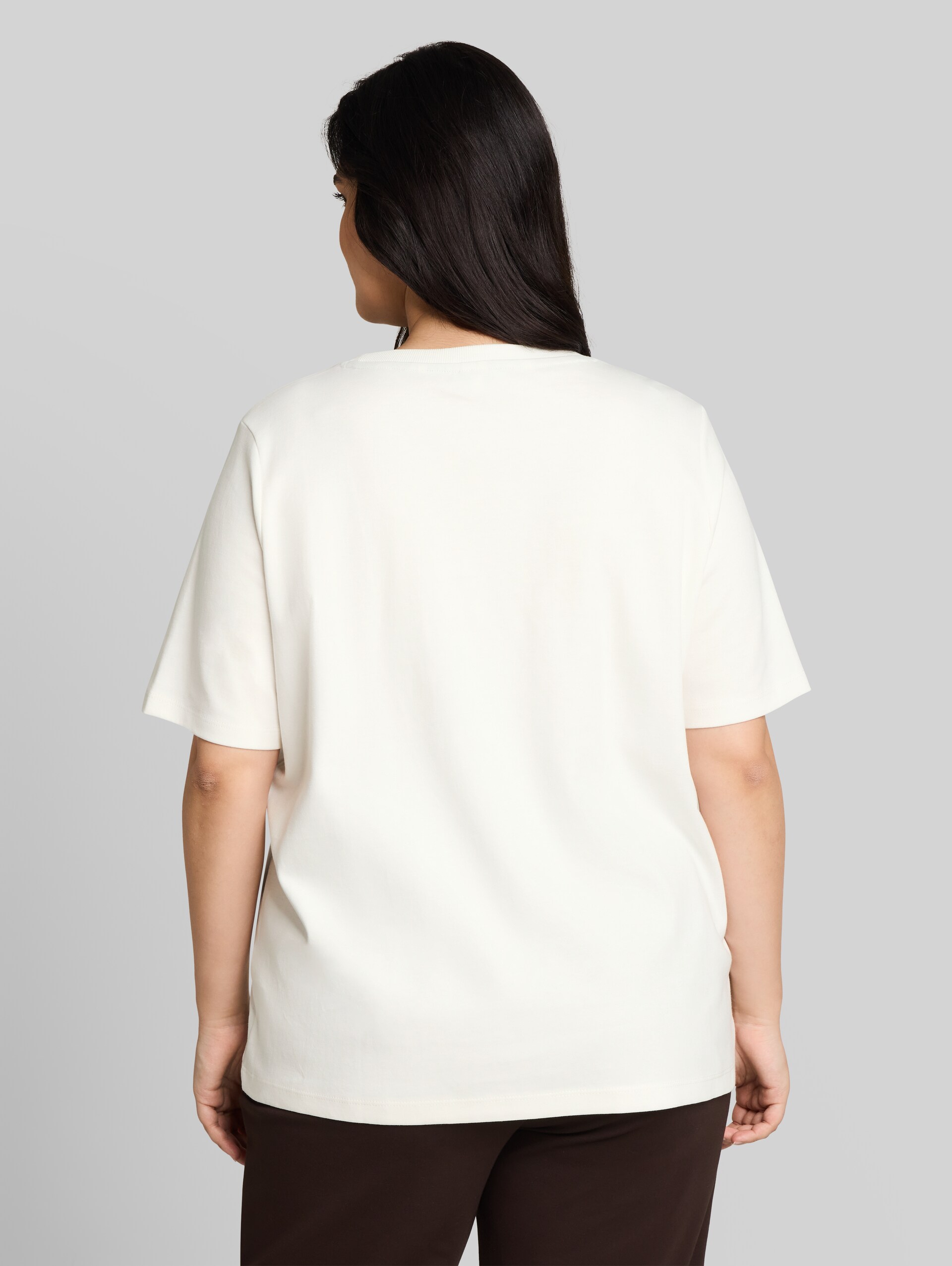 Plus Size - T-Shirt aus Baumwolle - Whisper White - Auschnitt Model-Rückansicht