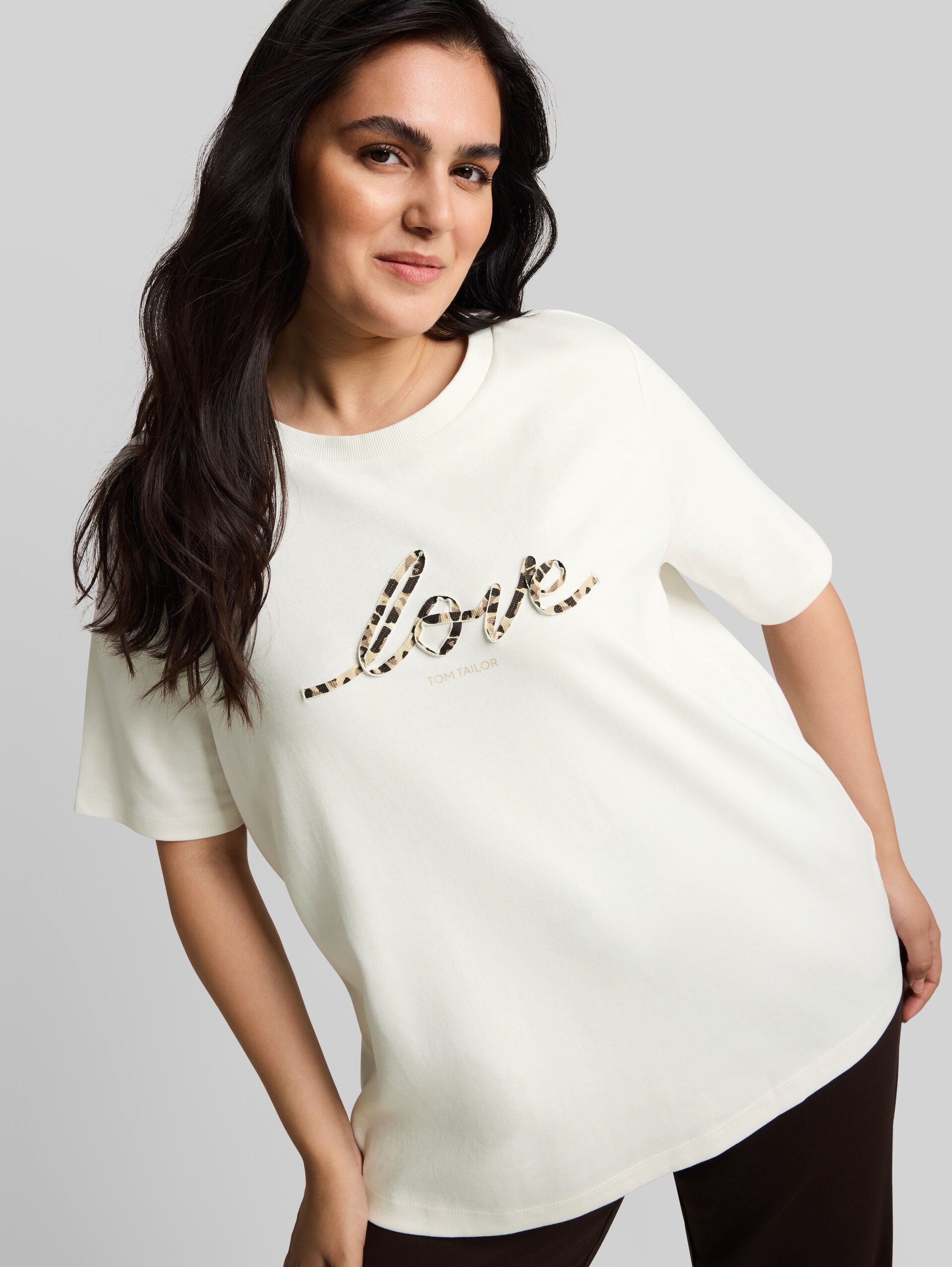 Plus Size - T-Shirt aus Baumwolle - Whisper White - Detail-Model-Ansicht
