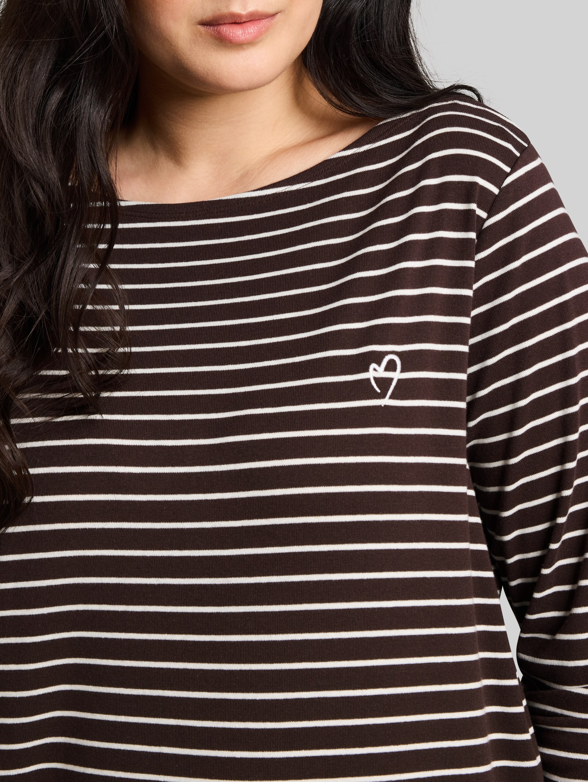 Plus Size - Langarmshirt mit Streifenmuster - brown white stripe - Detail-Model-Ansicht
