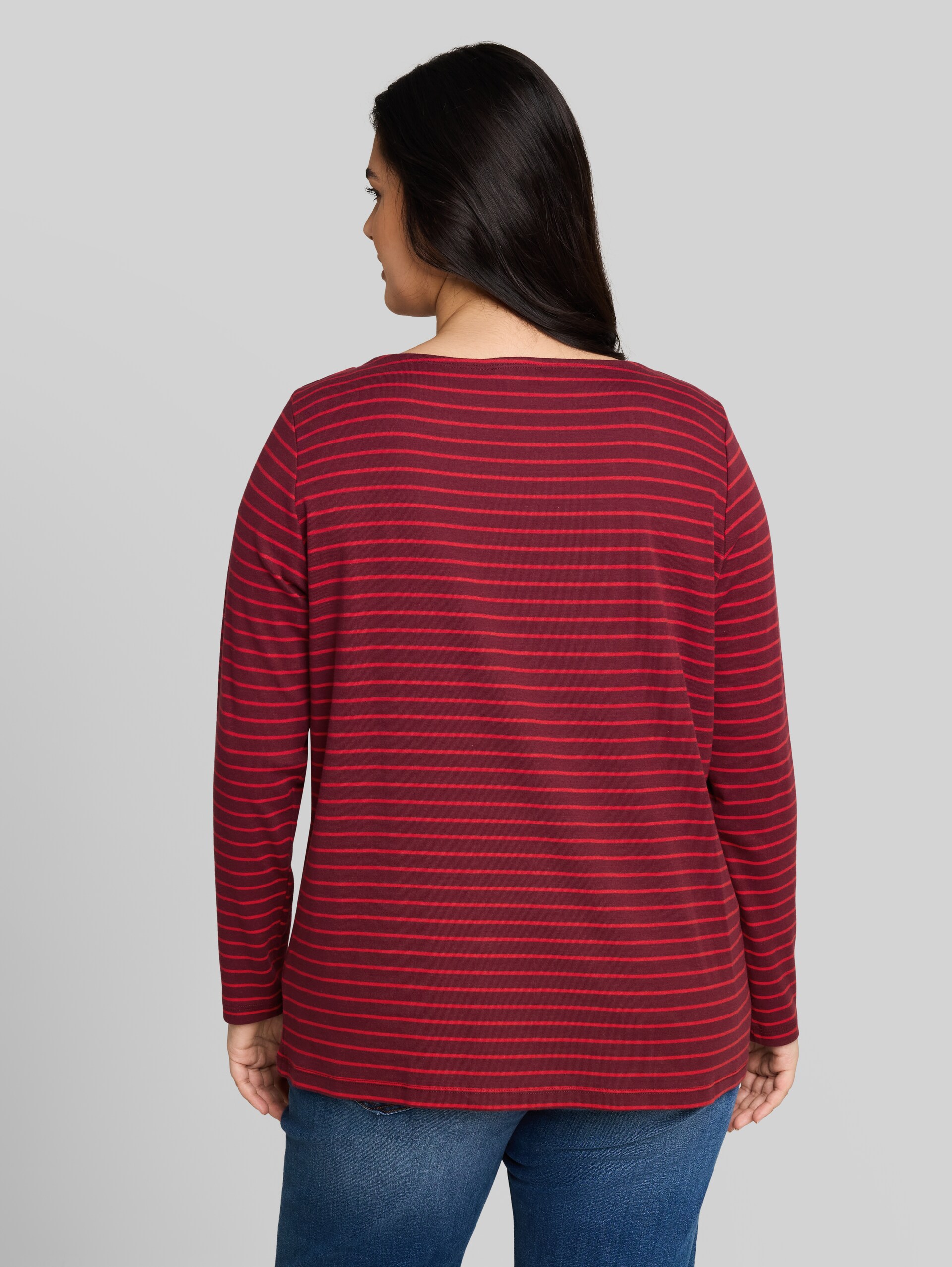 Plus Size - Langarmshirt mit Streifenmuster - preppy plum red stripe - Auschnitt Model-Rückansicht