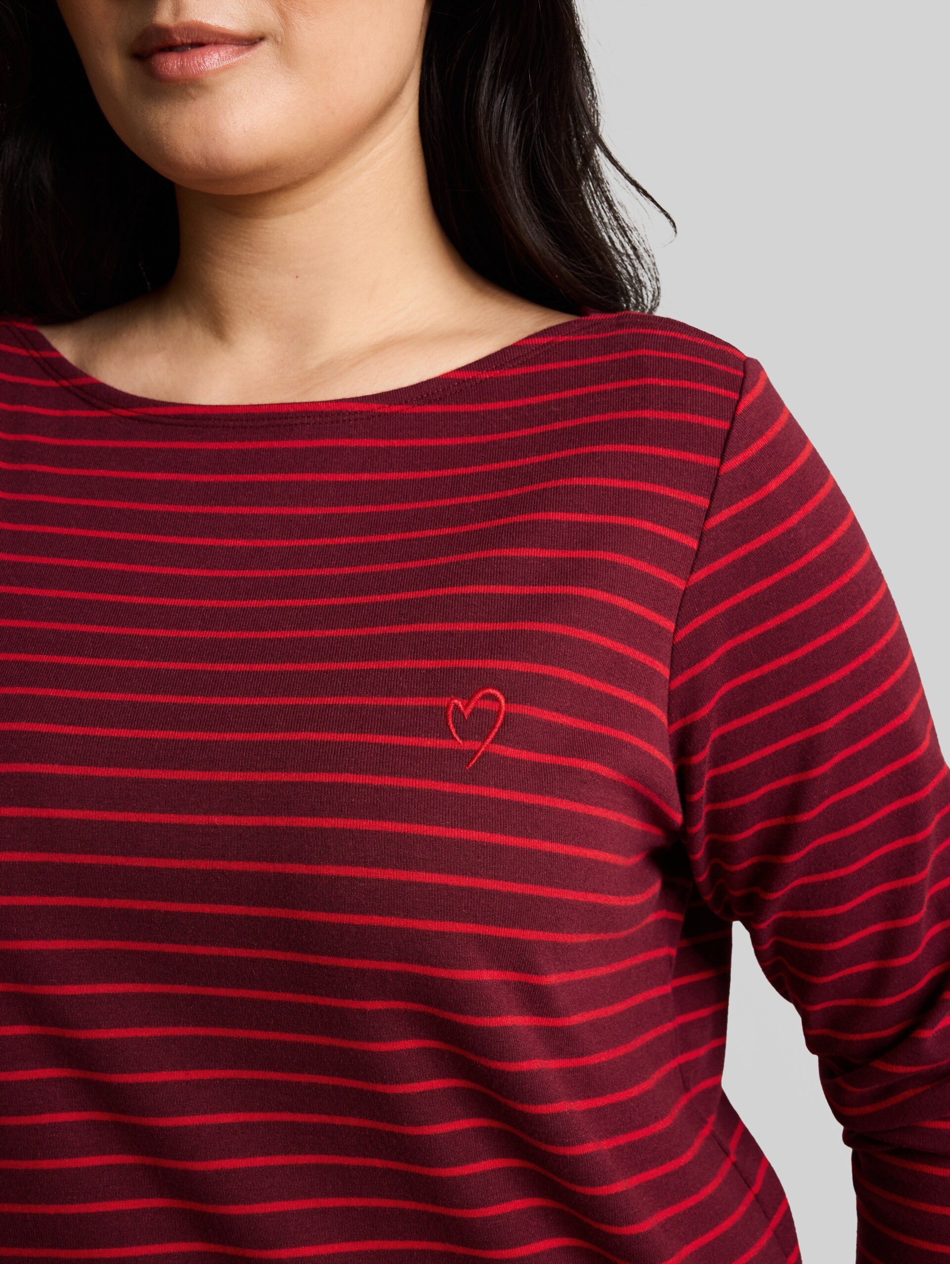 Plus Size - Langarmshirt mit Streifenmuster - preppy plum red stripe - Detail-Model-Ansicht