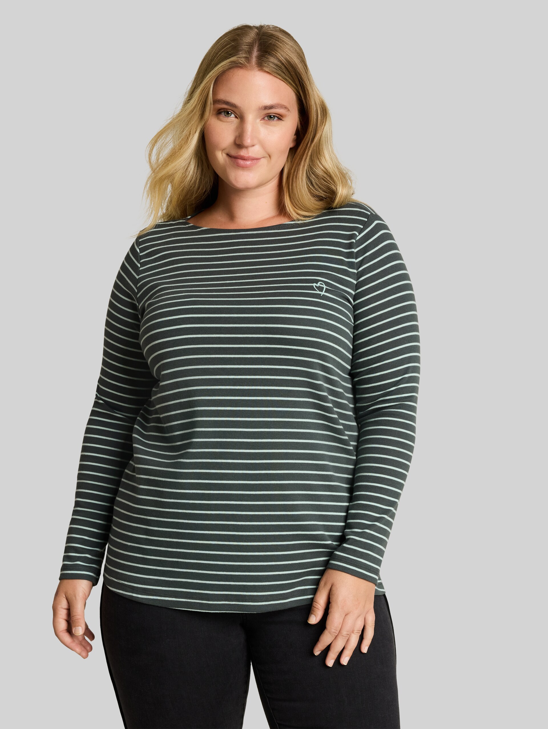 Plus Size - Langarmshirt mit Streifenmuster - olive mint green stripe - Ausschnitt Model-Vorderansicht