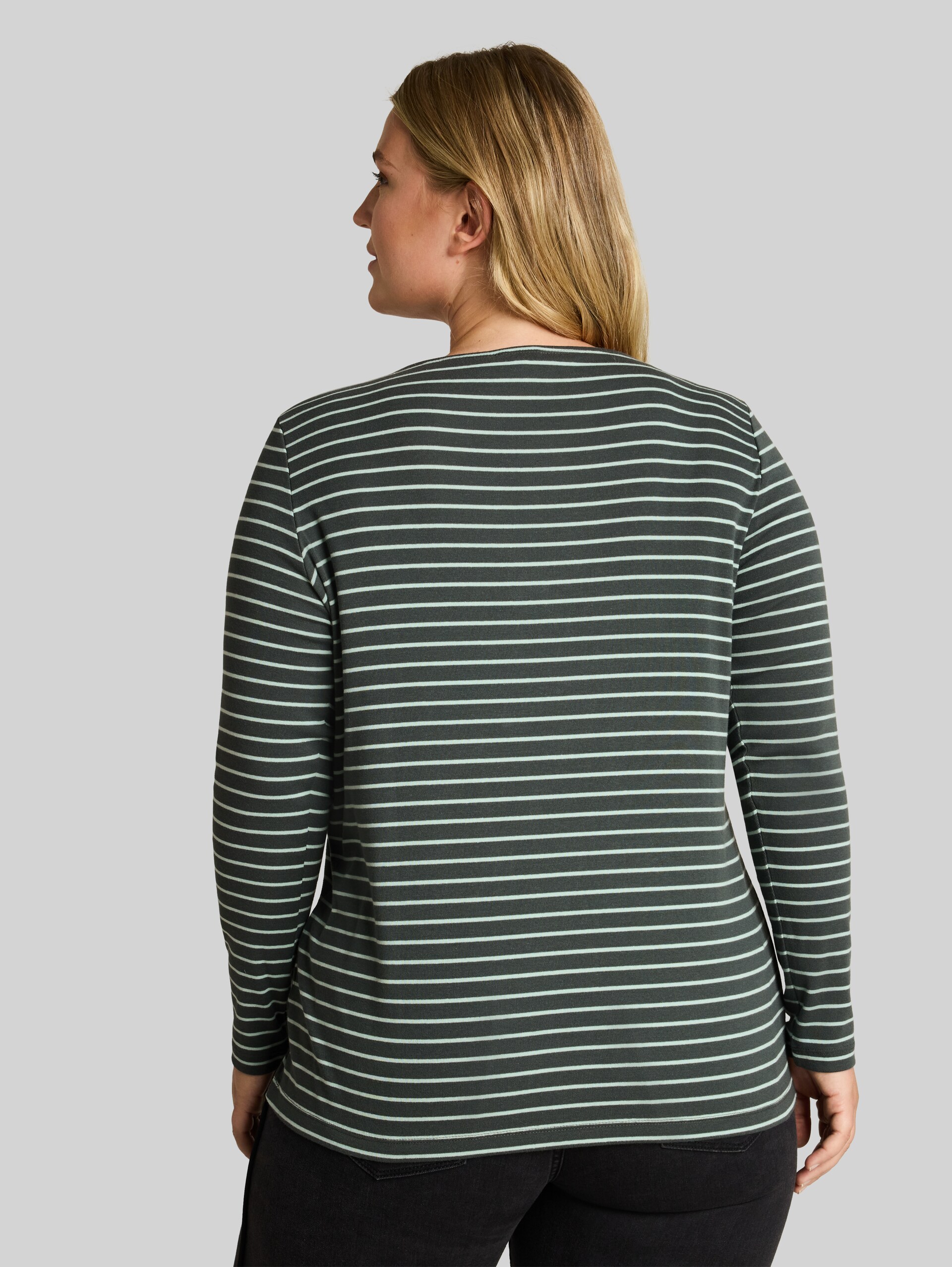 Plus Size - Langarmshirt mit Streifenmuster - olive mint green stripe - Auschnitt Model-Rückansicht