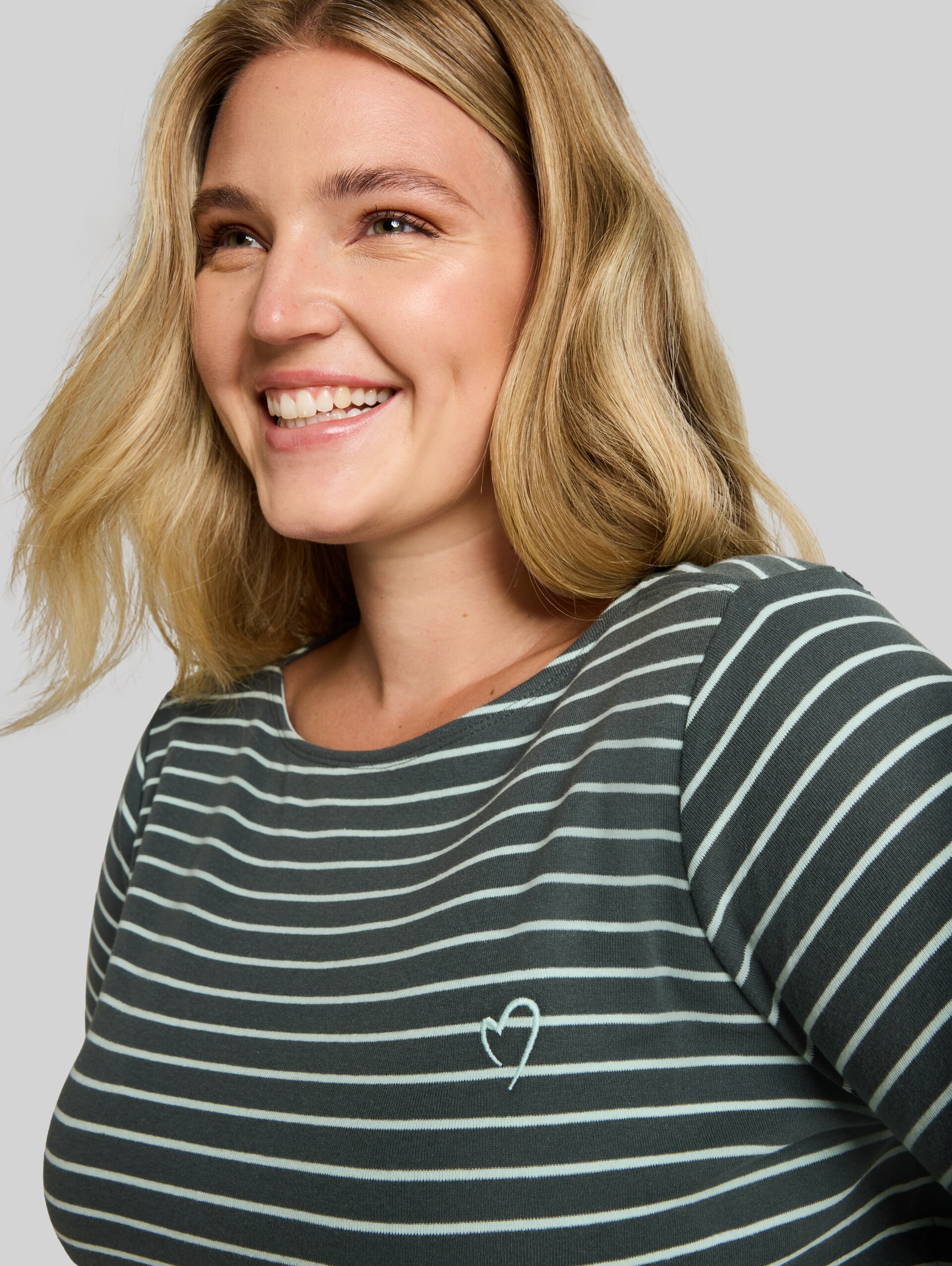 Plus Size - Langarmshirt mit Streifenmuster - olive mint green stripe - Detail-Model-Ansicht